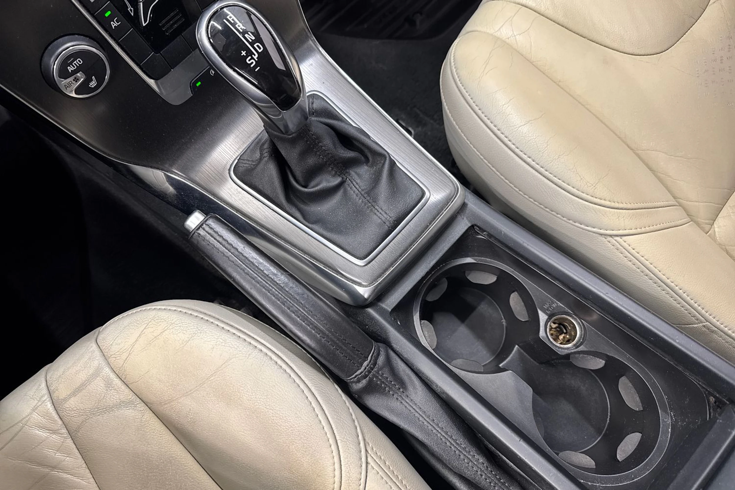 punainen Volvo V40 2014 kuva 23.