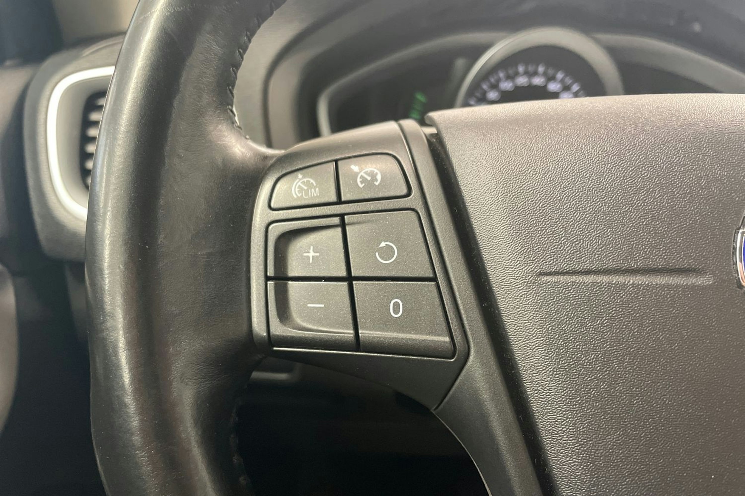 punainen Volvo V40 2014 kuva 16.