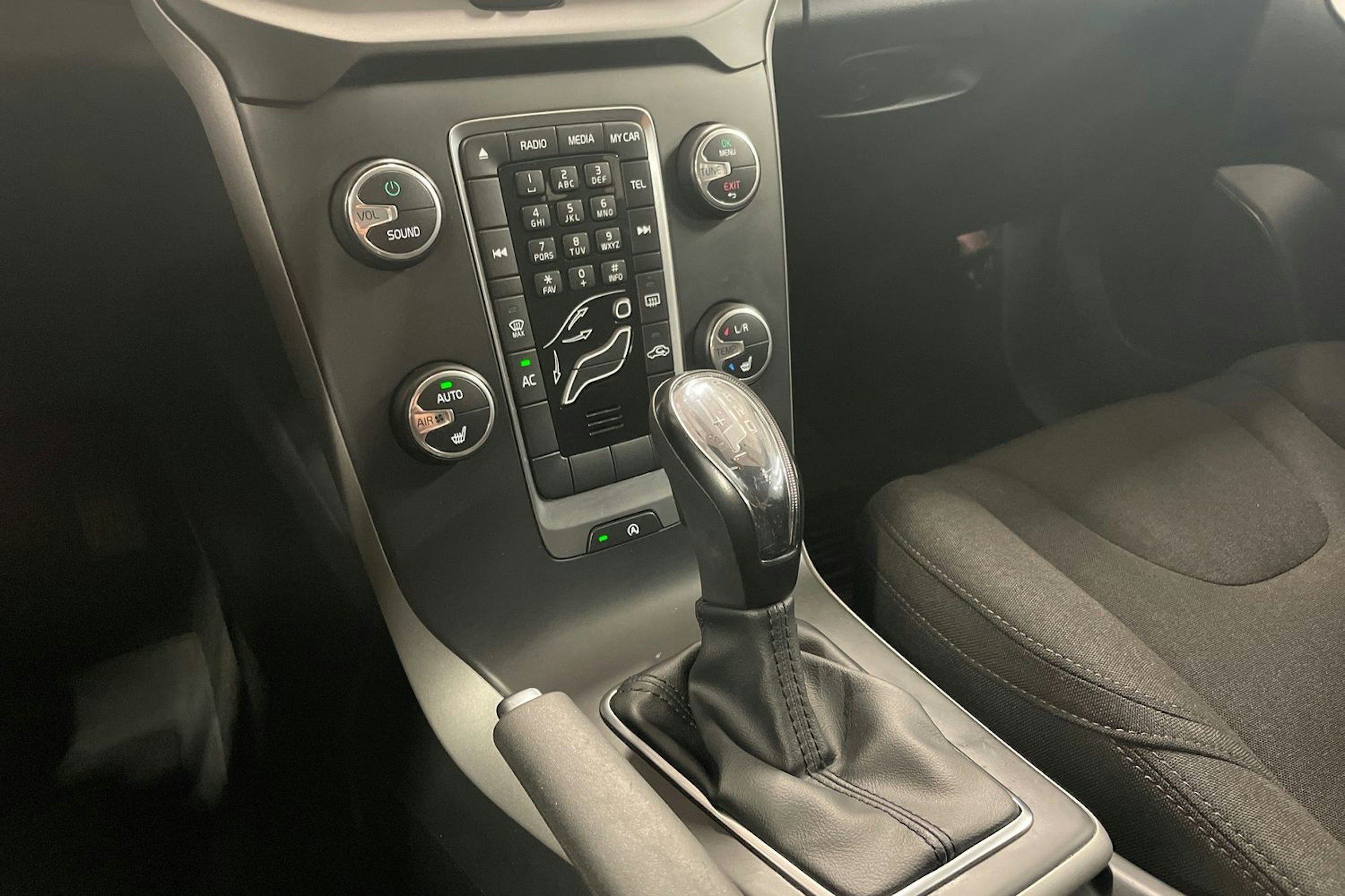 punainen Volvo V40 2014 kuva 22.