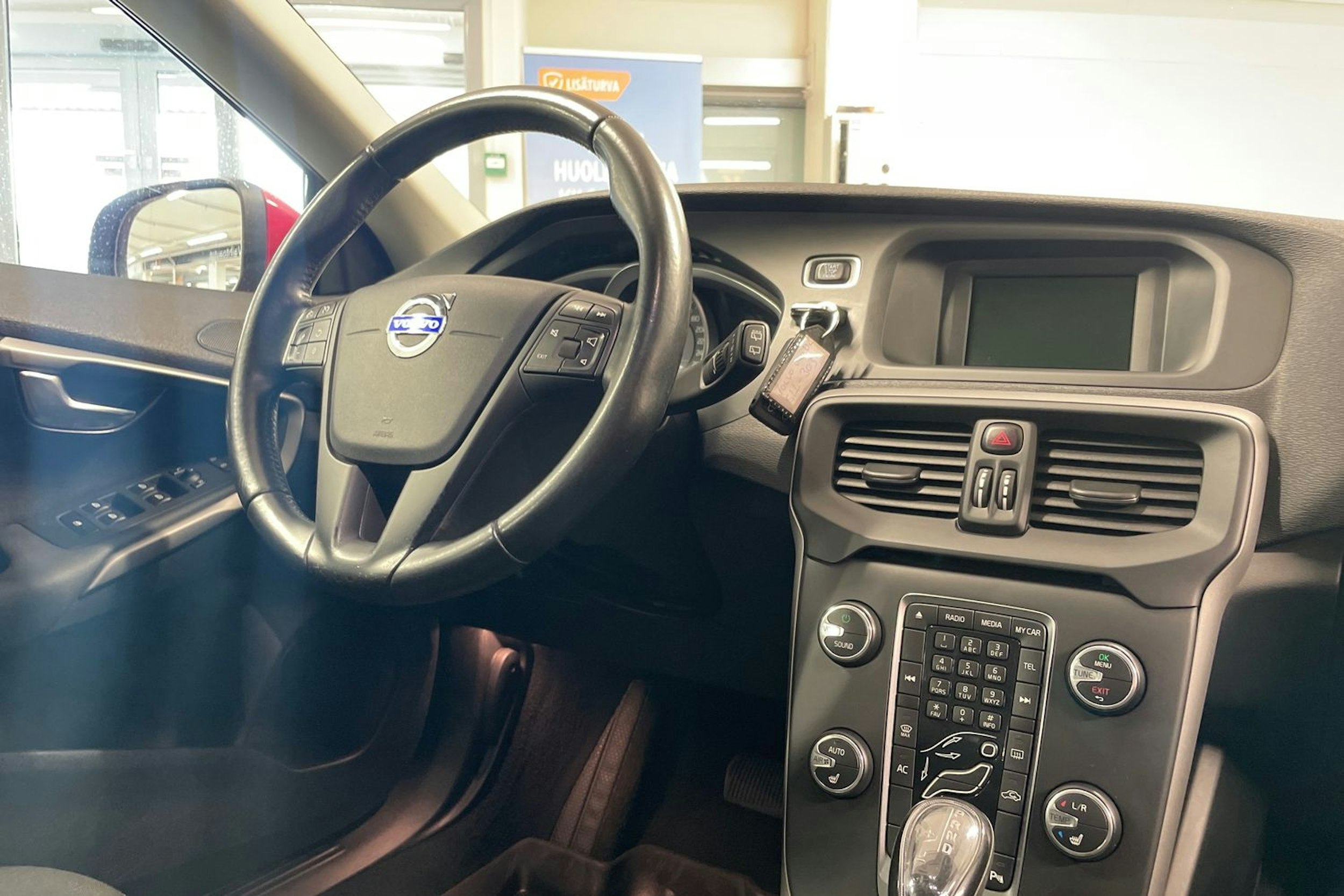 punainen Volvo V40 2014 kuva 23.