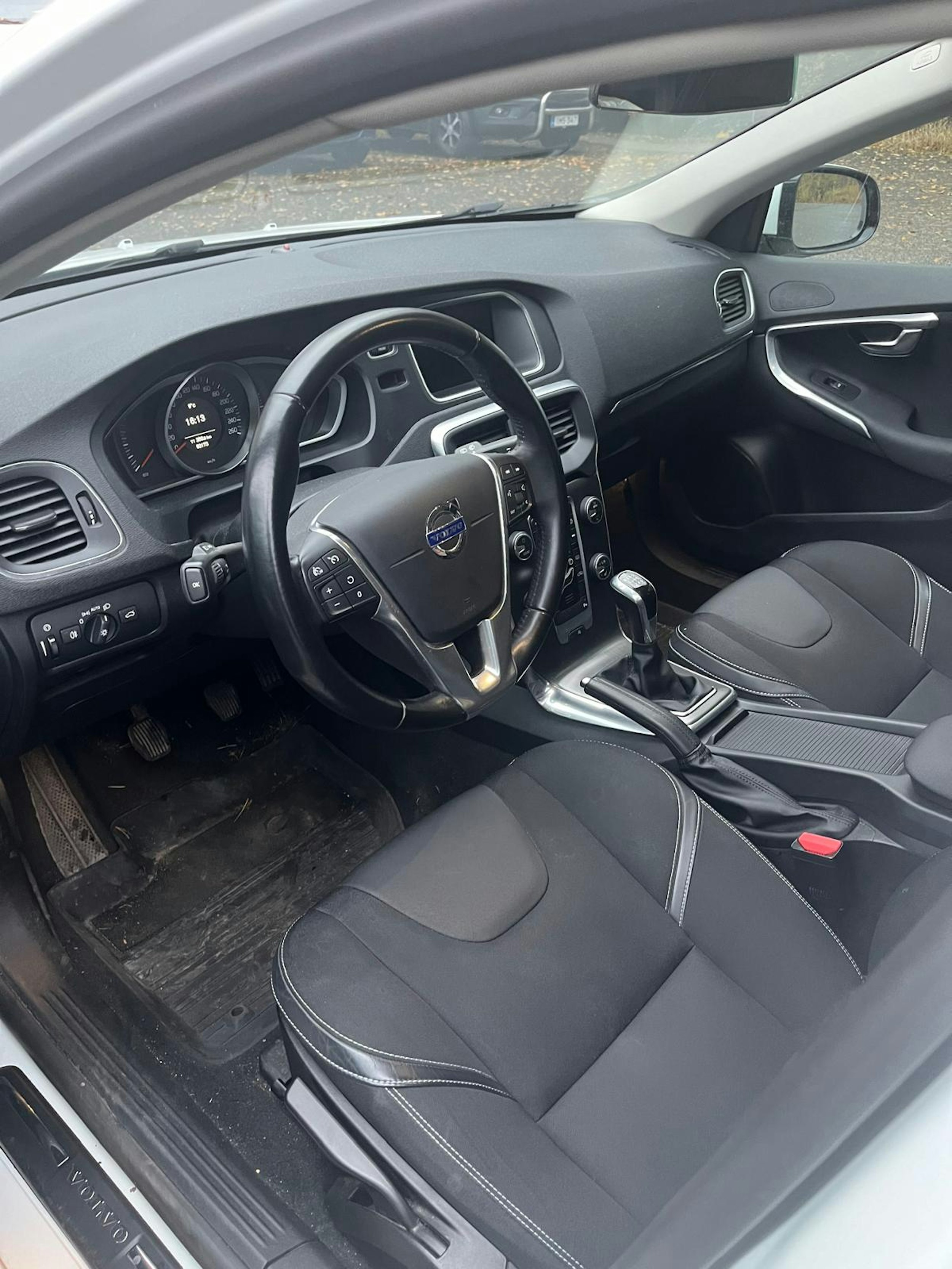 valkoinen Volvo V40 2014 kuva 3.