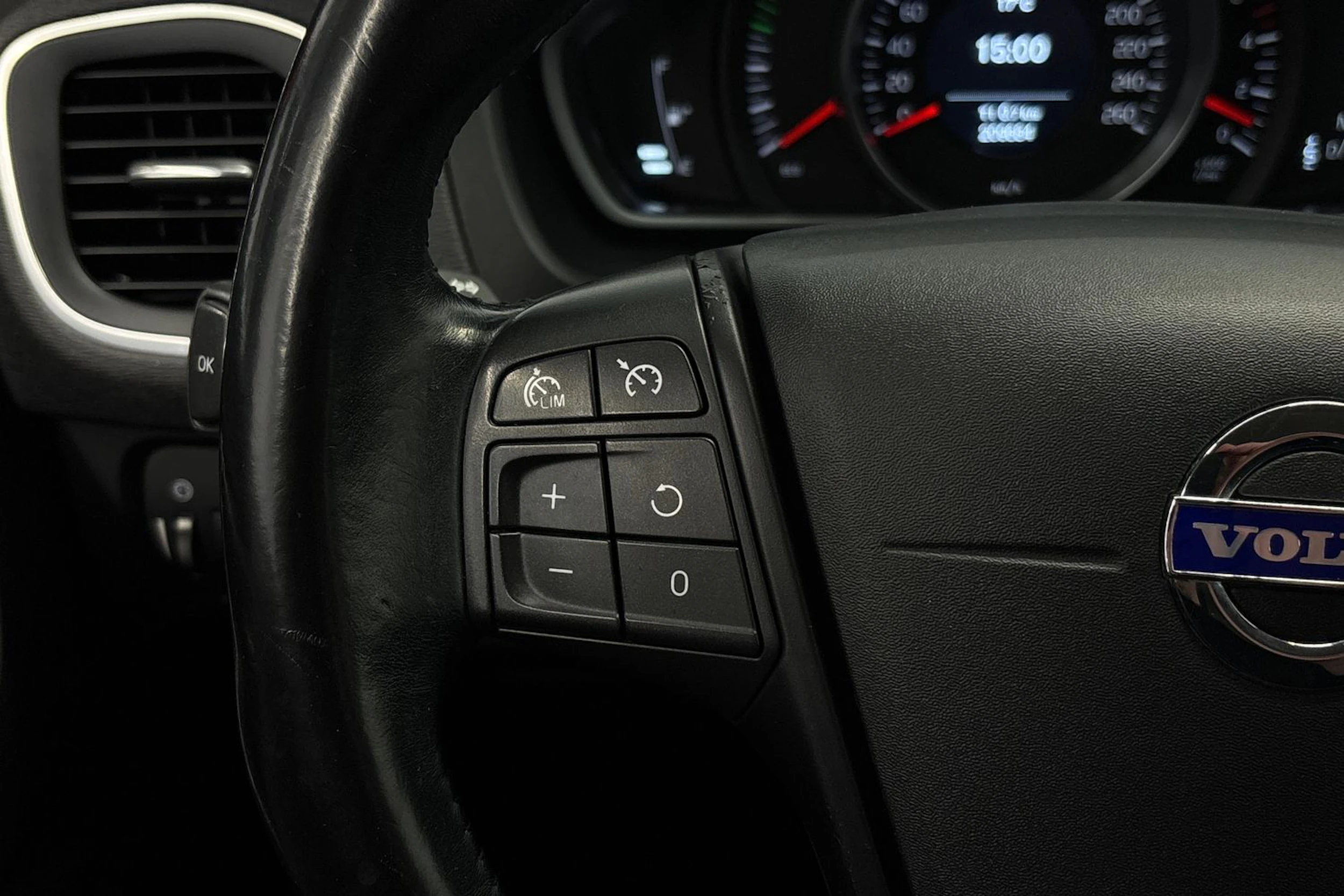 punainen Volvo V40 2014 kuva 13.