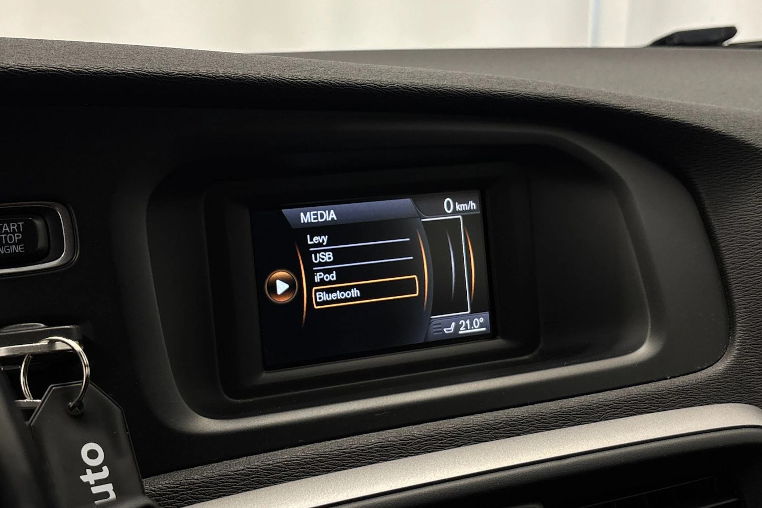 punainen Volvo V40 2014 kuva 16.