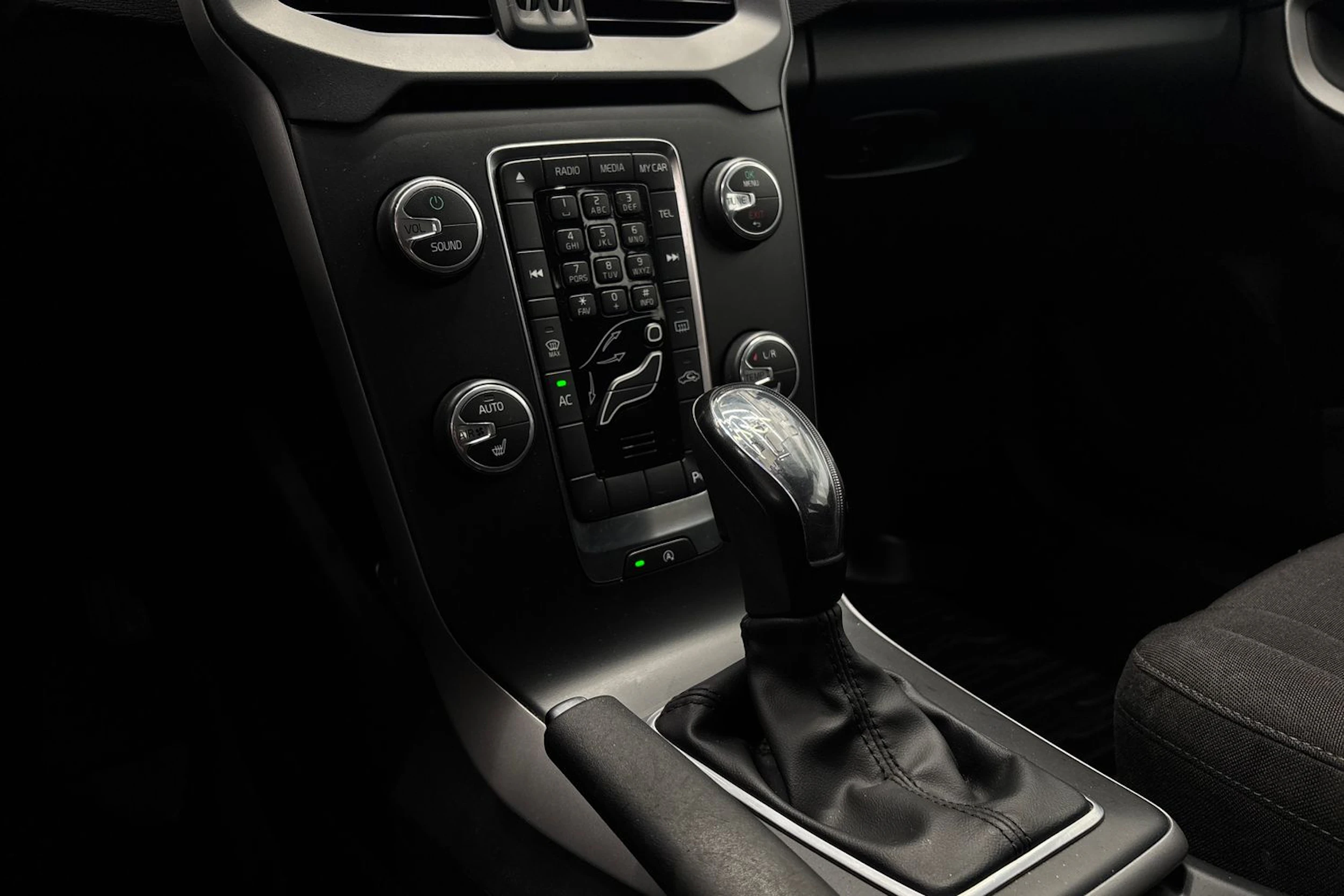 punainen Volvo V40 2014 kuva 17.