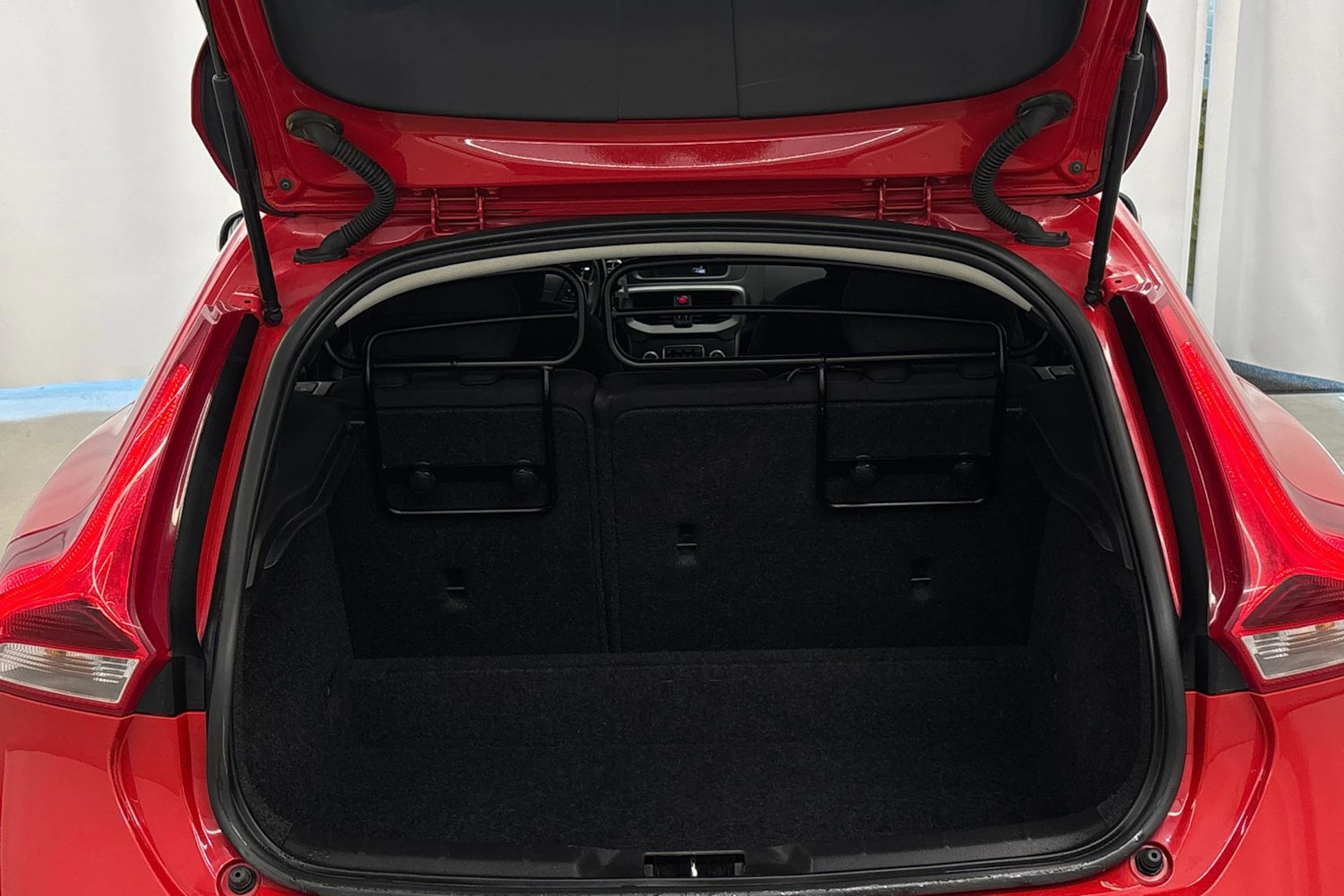 punainen Volvo V40 2014 kuva 18.