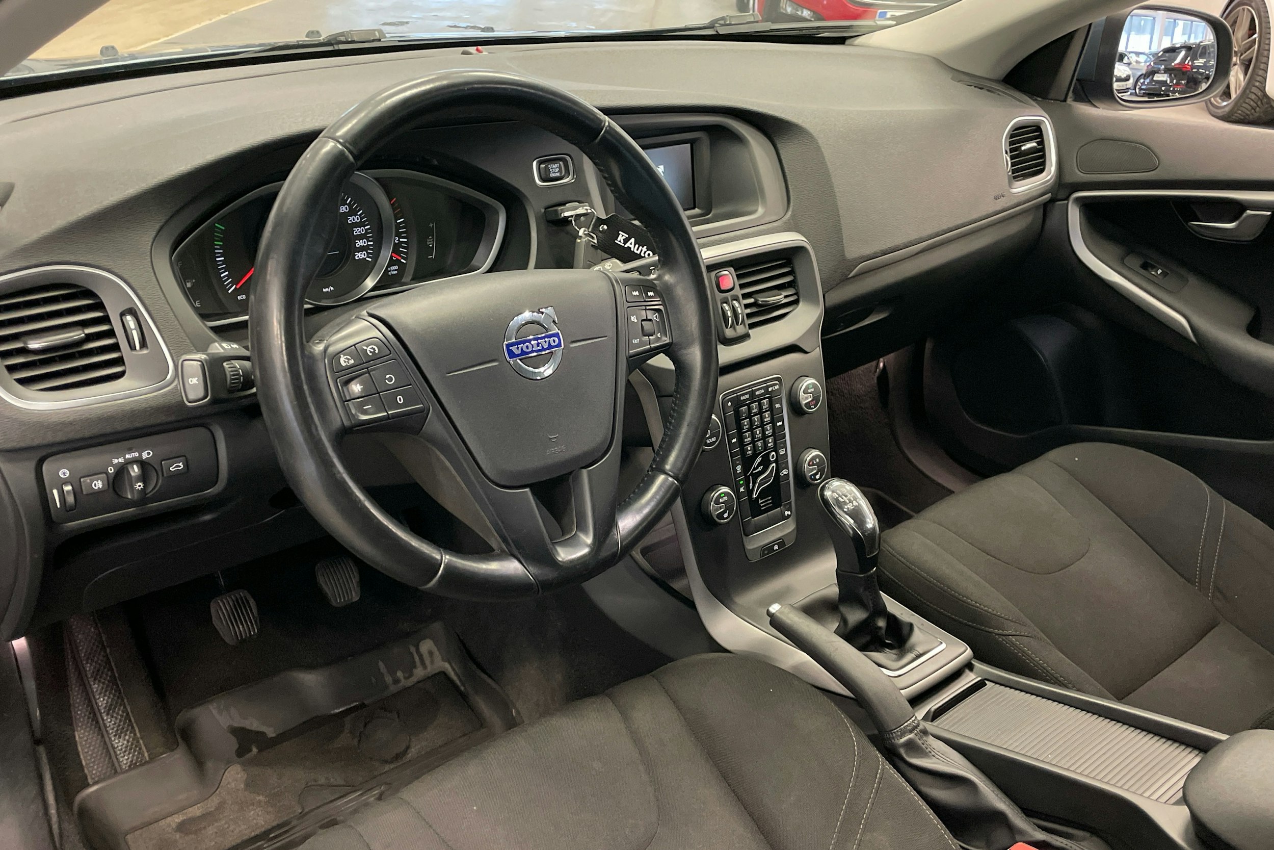 Sininen Volvo V40 2014 kuva 6.