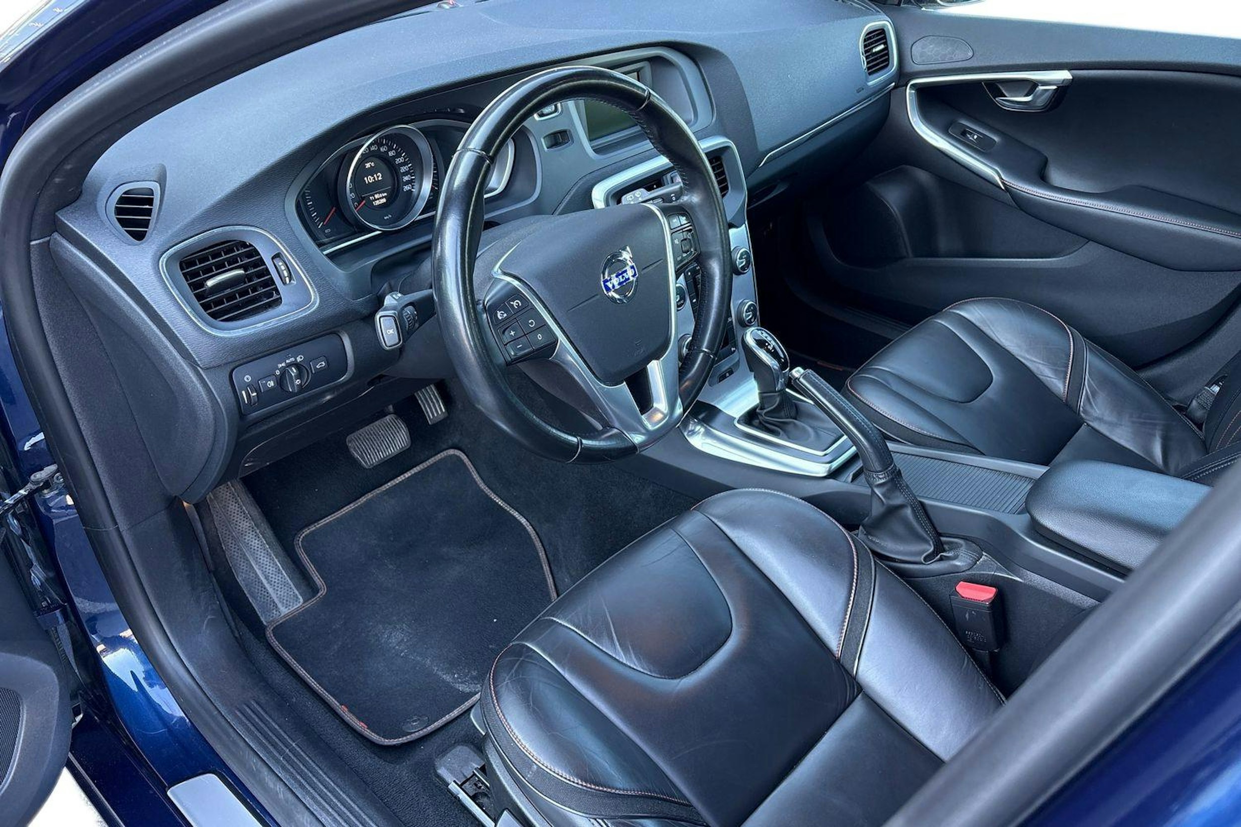 sininen Volvo V40 2015 kuva 3.
