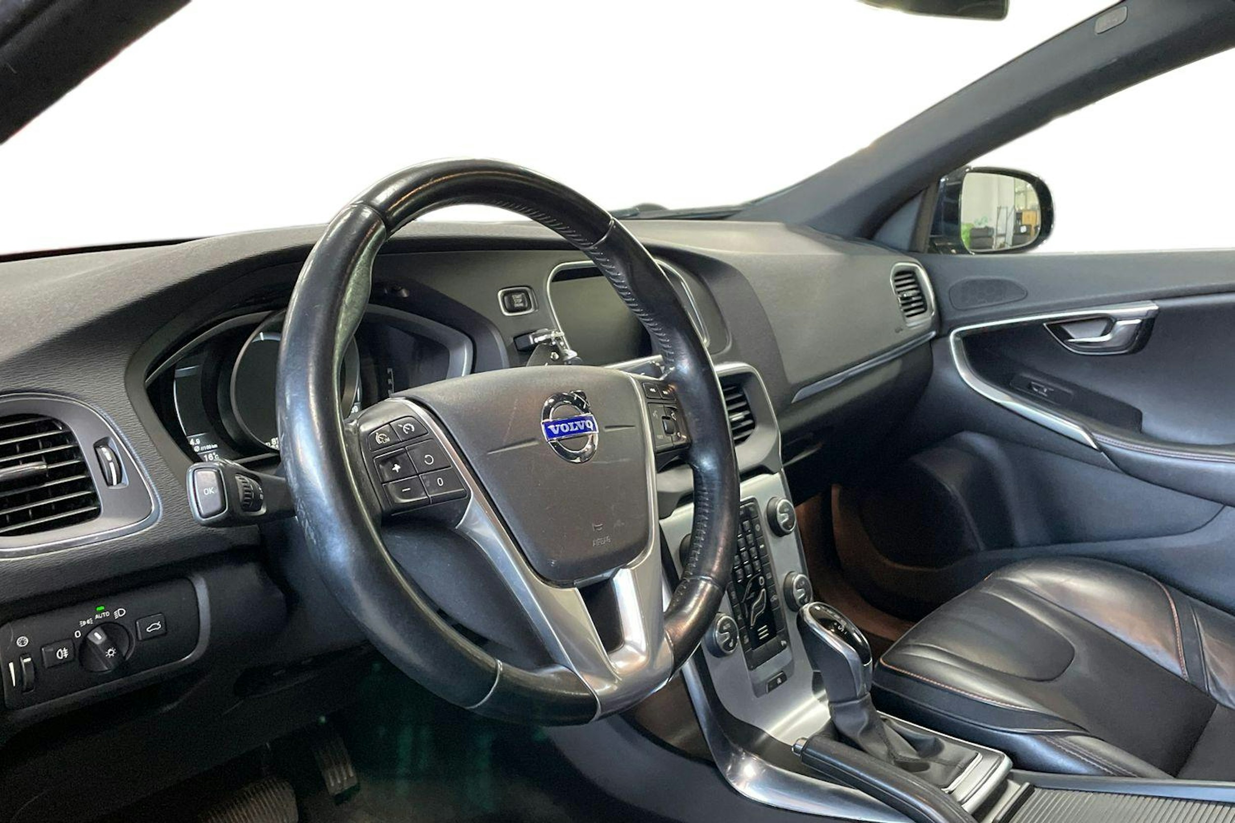 sininen Volvo V40 2015 kuva 7.