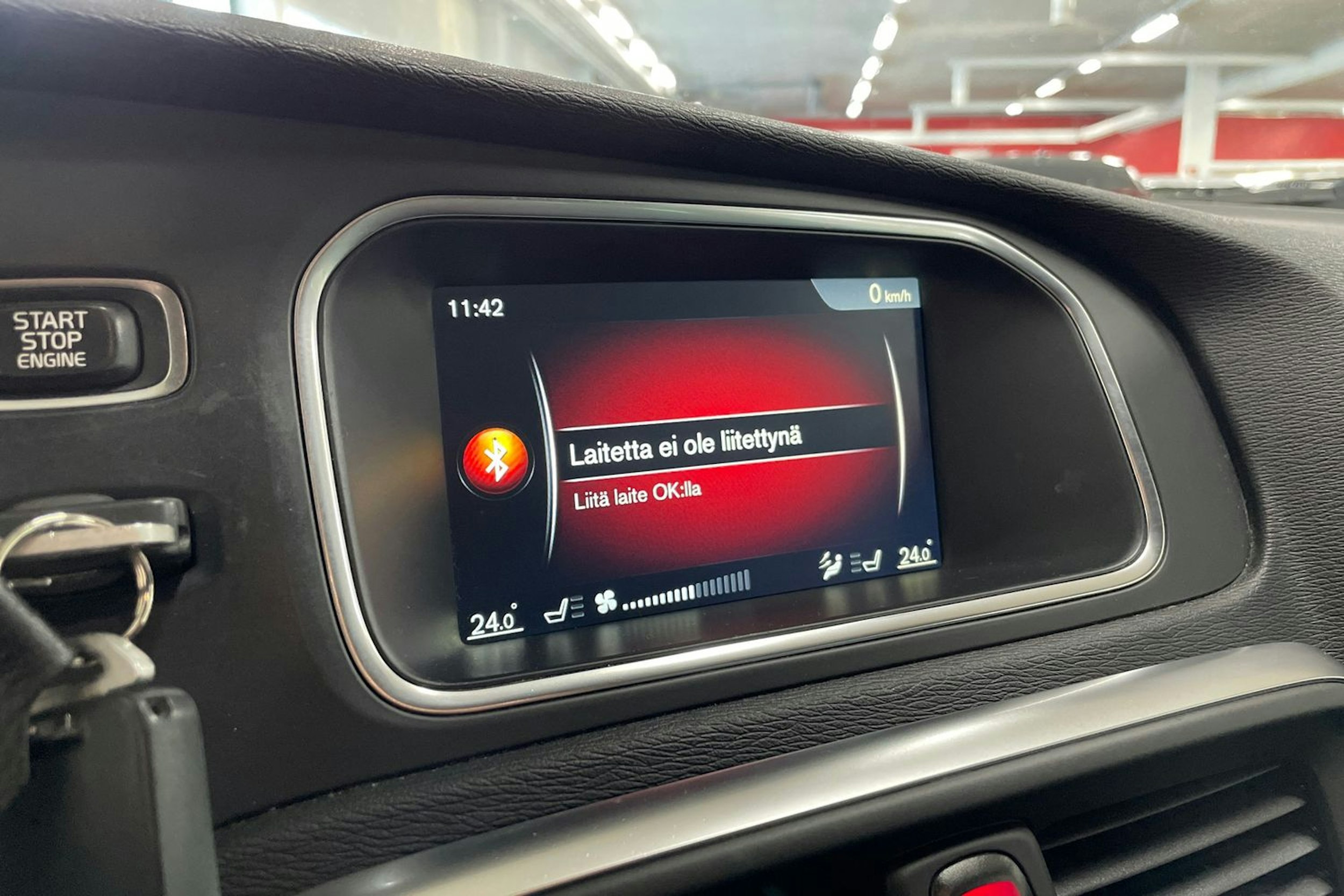 sininen Volvo V40 2015 kuva 18.