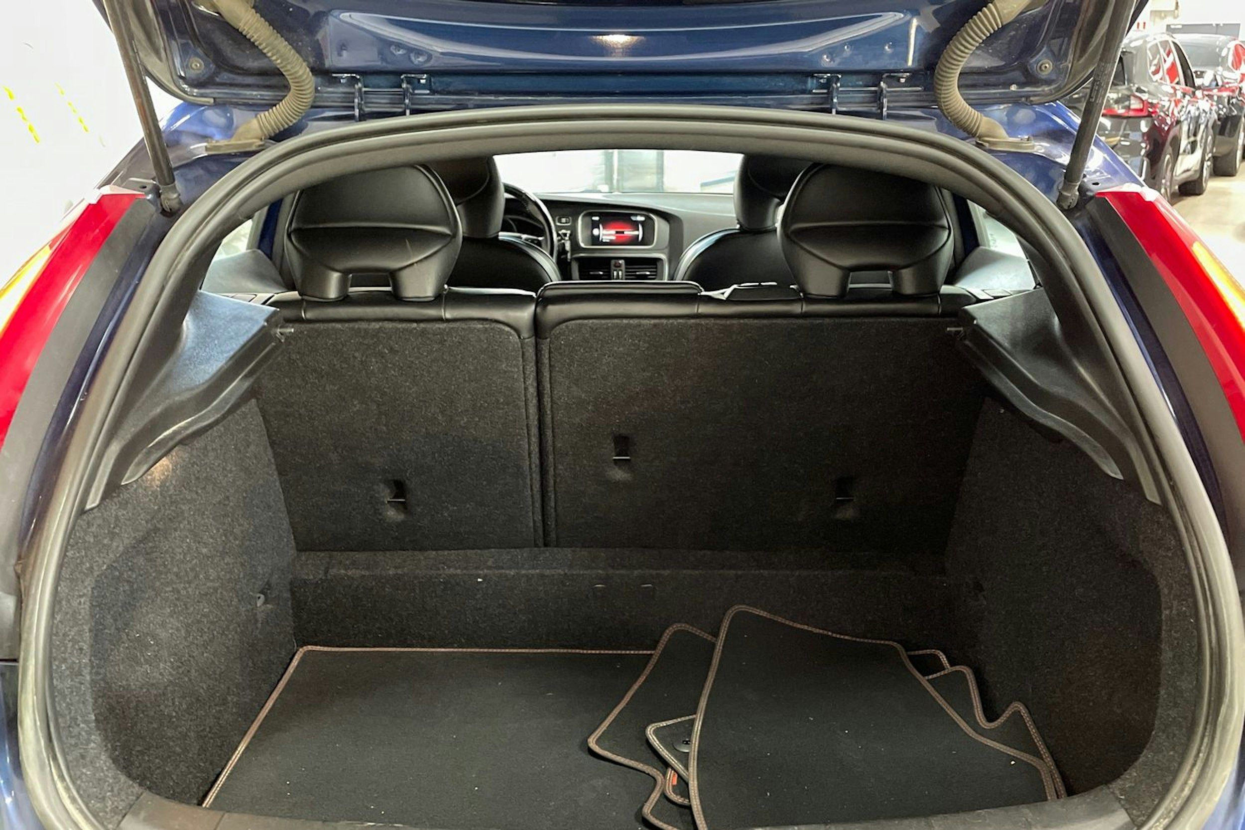 sininen Volvo V40 2015 kuva 21.