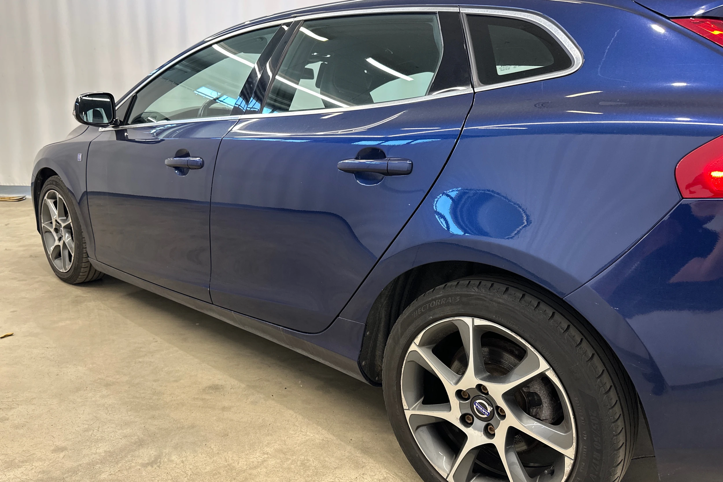 sininen Volvo V40 2015 kuva 28.