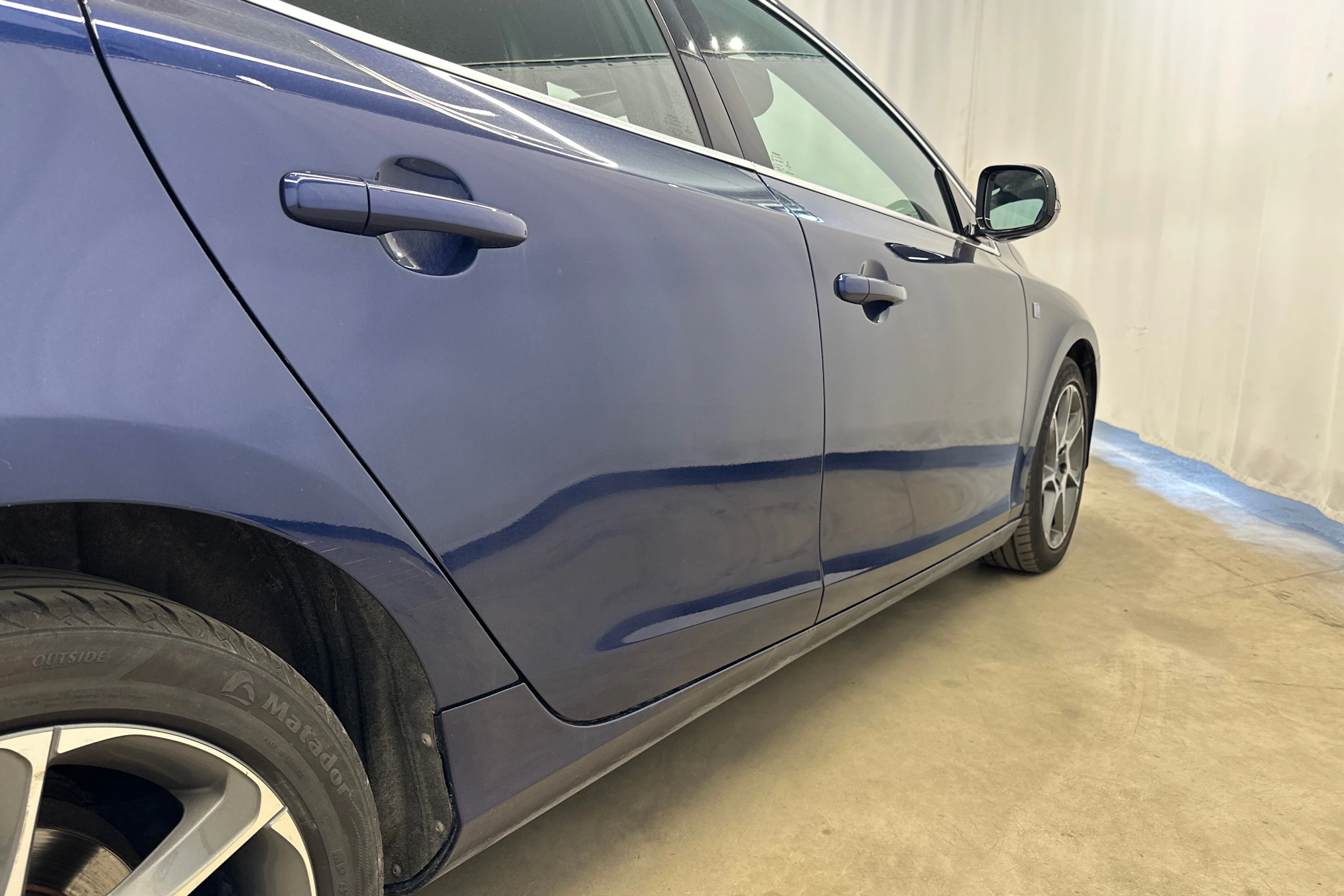 sininen Volvo V40 2015 kuva 31.