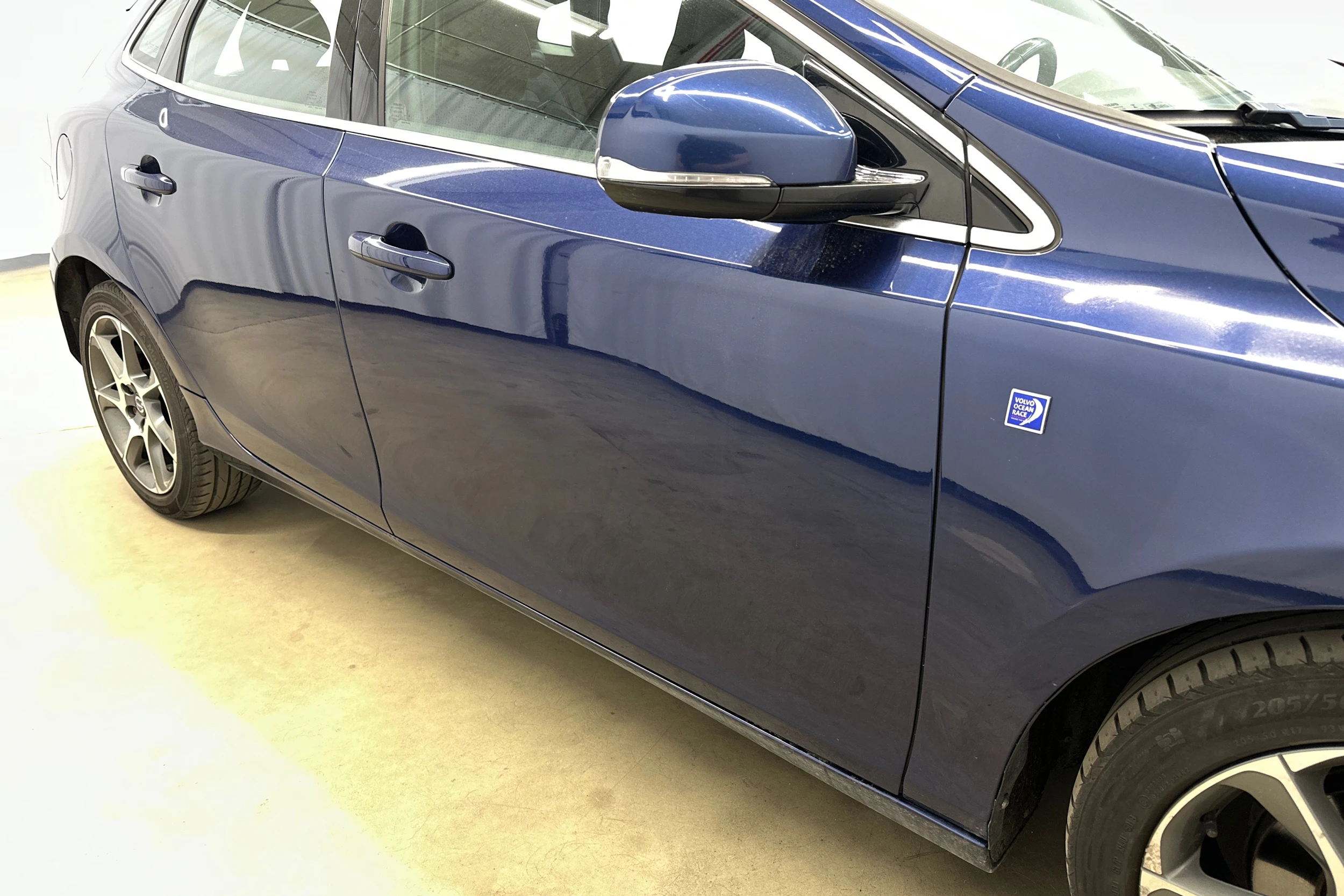 sininen Volvo V40 2015 kuva 32.
