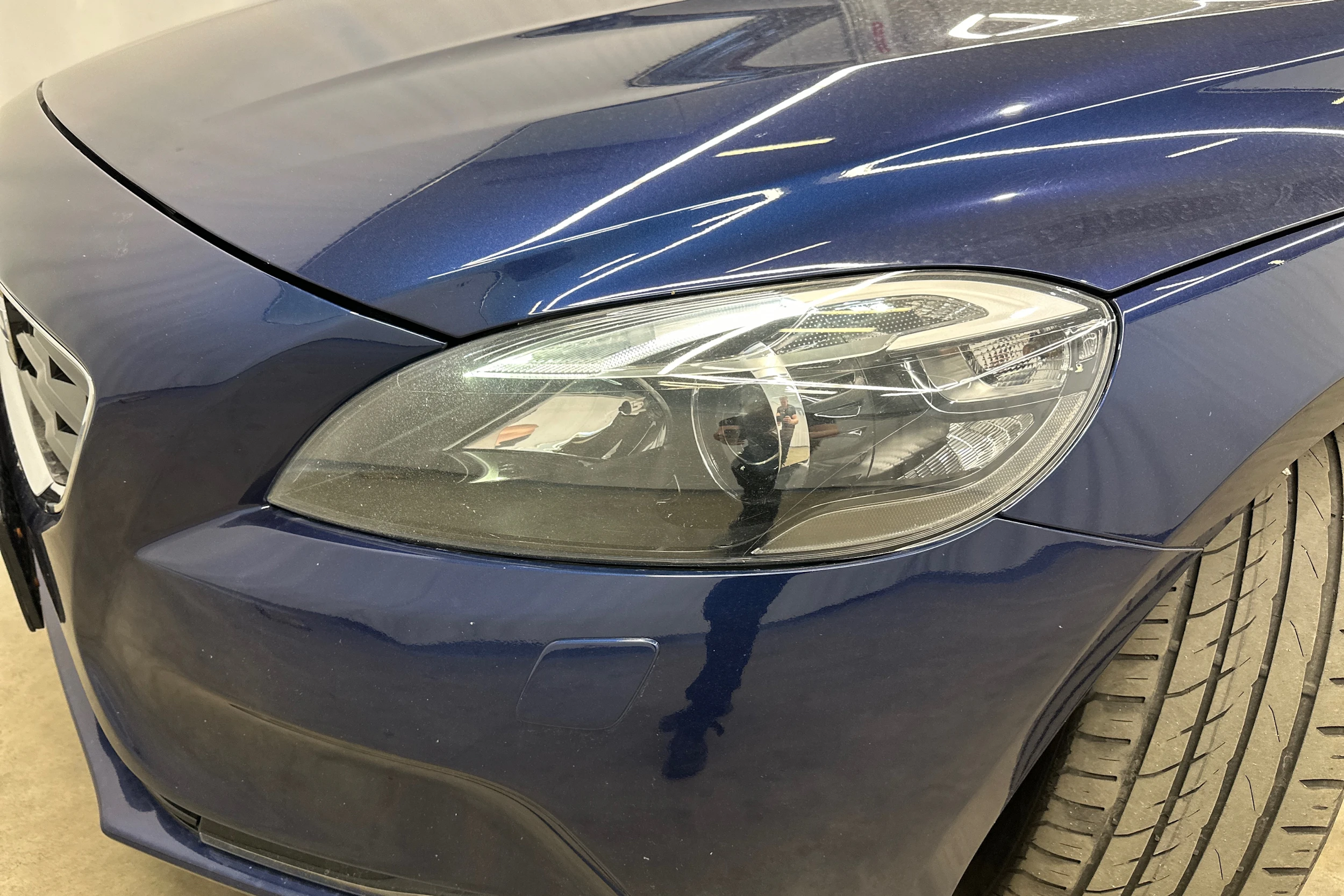 sininen Volvo V40 2015 kuva 40.