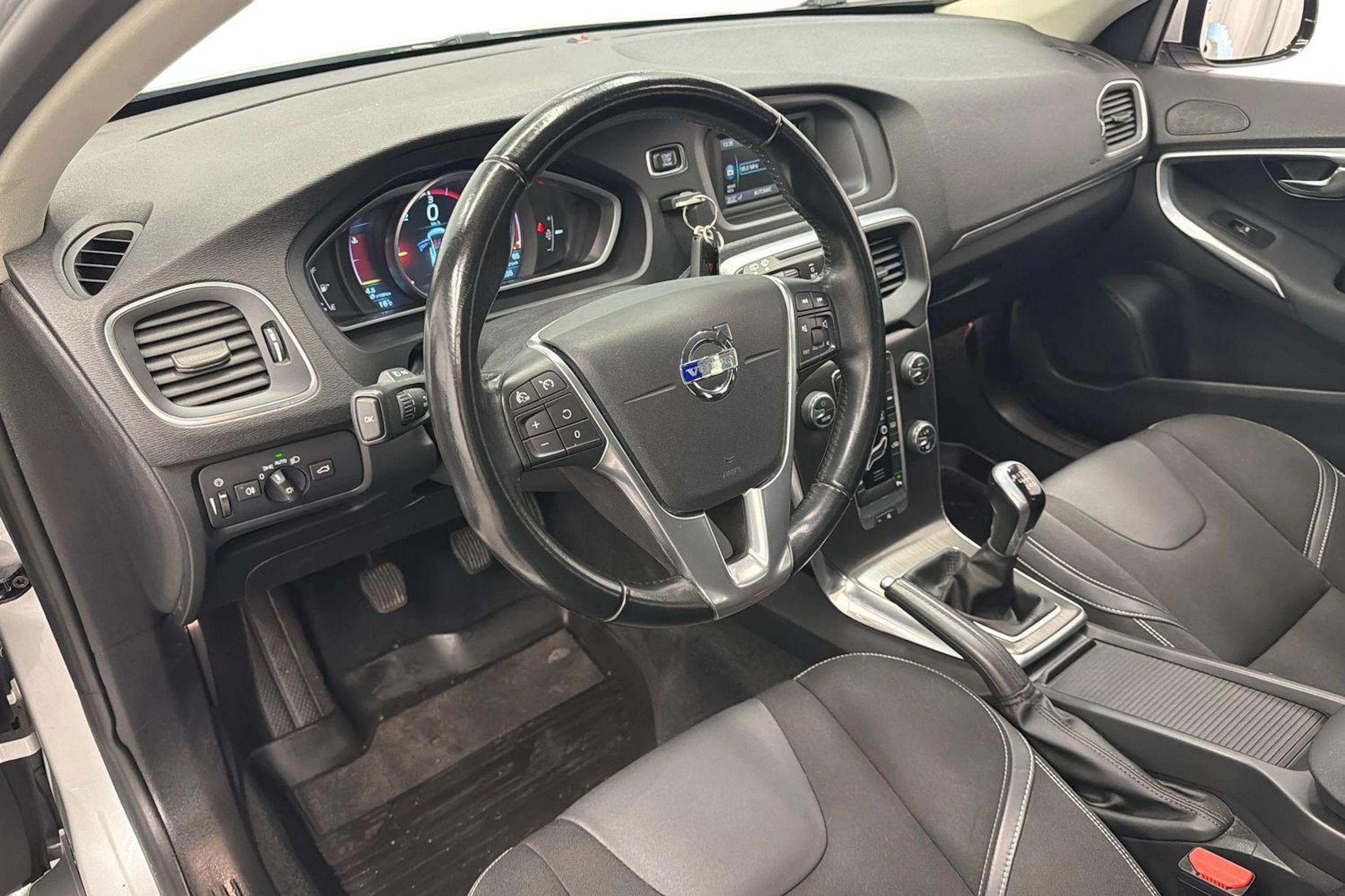 harmaa Volvo V40 2015 kuva 6.