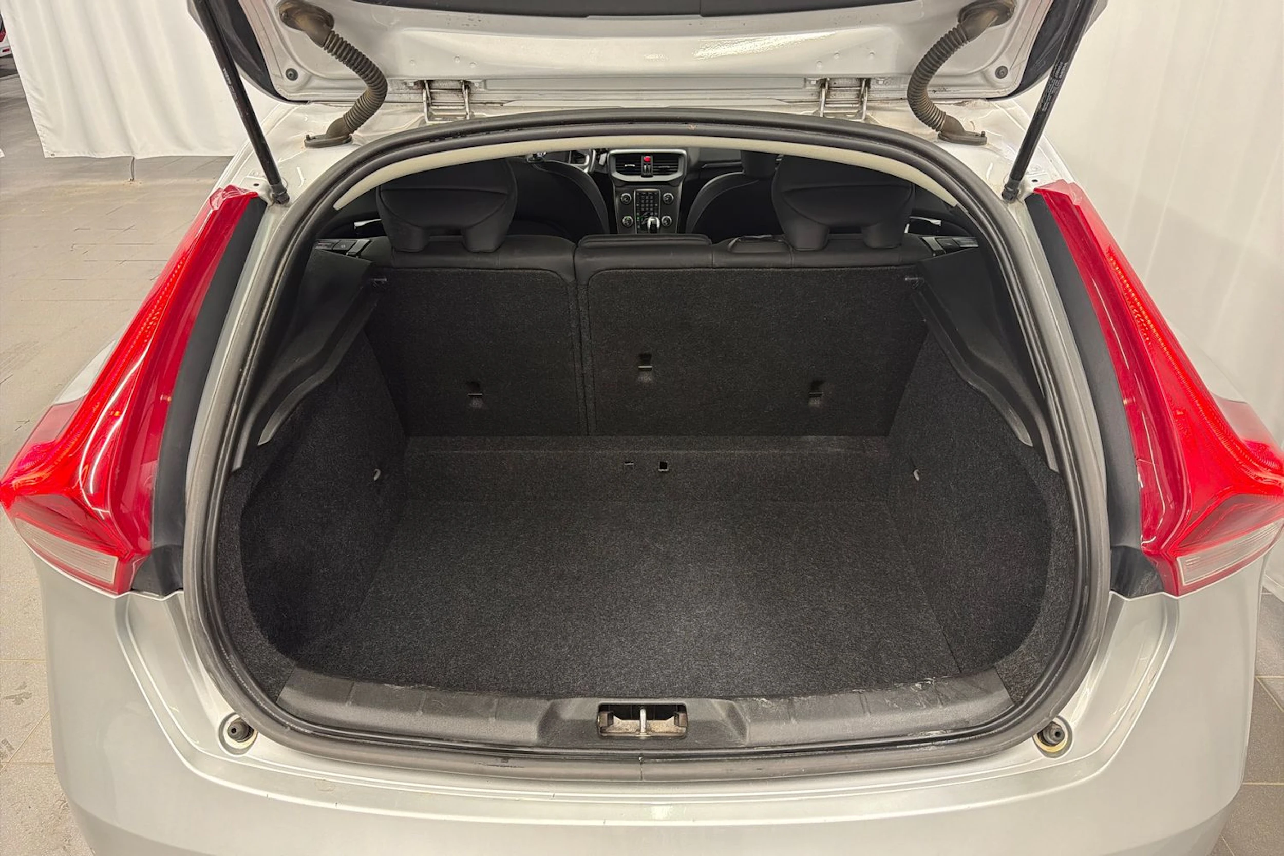 harmaa Volvo V40 2015 kuva 12.