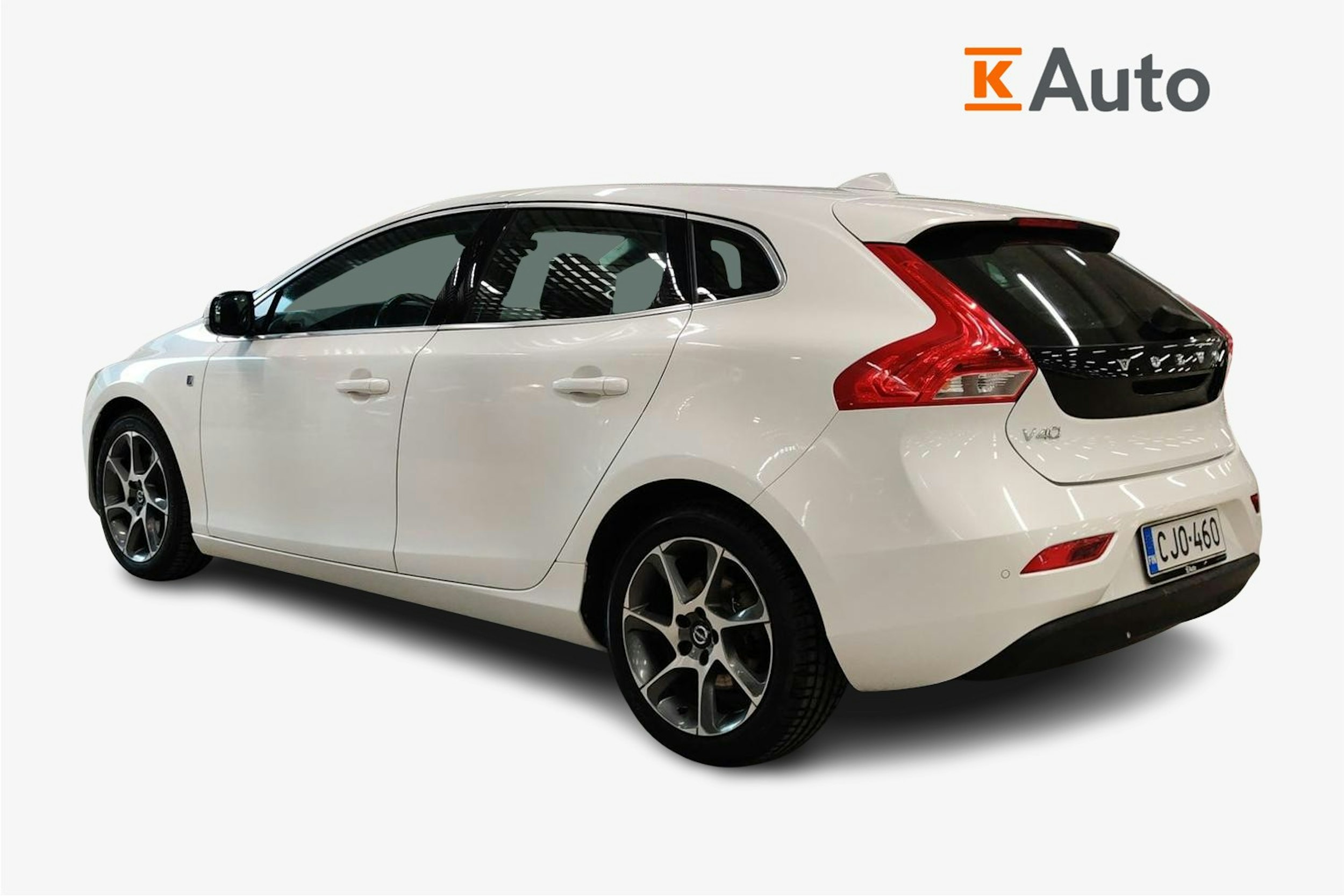 Valkoinen Volvo V40 2015 kuva 2.