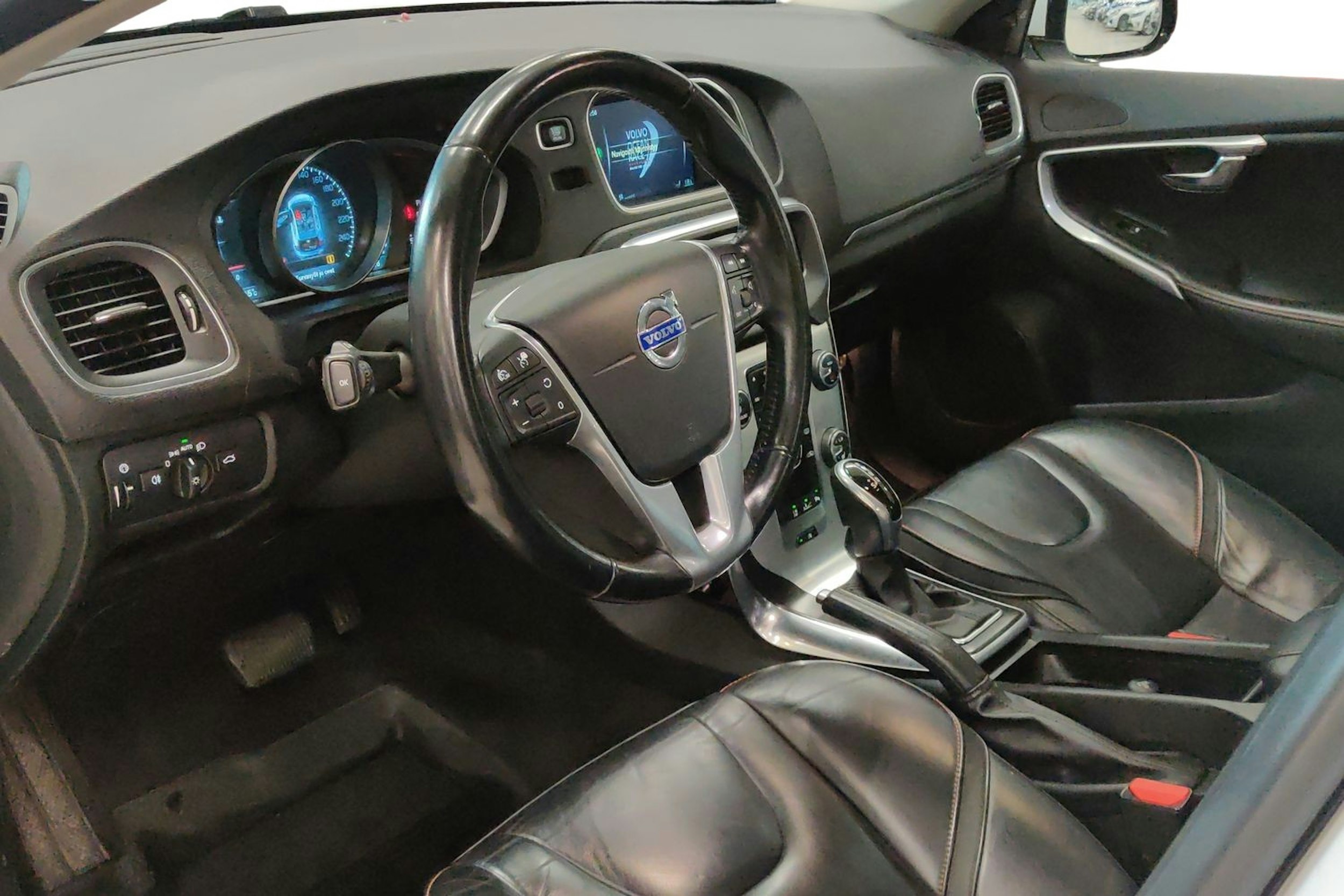 Valkoinen Volvo V40 2015 kuva 6.