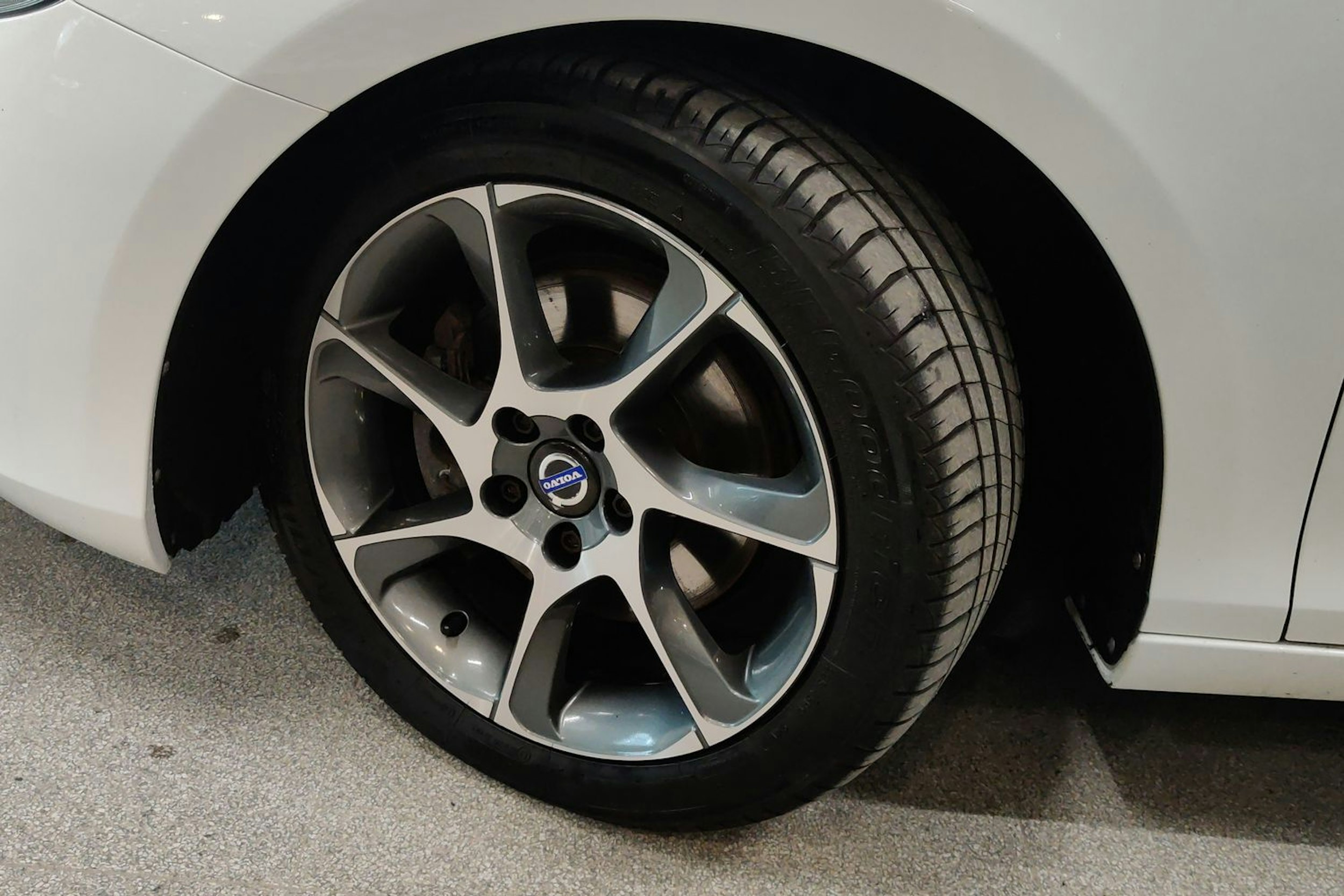 Valkoinen Volvo V40 2015 kuva 10.
