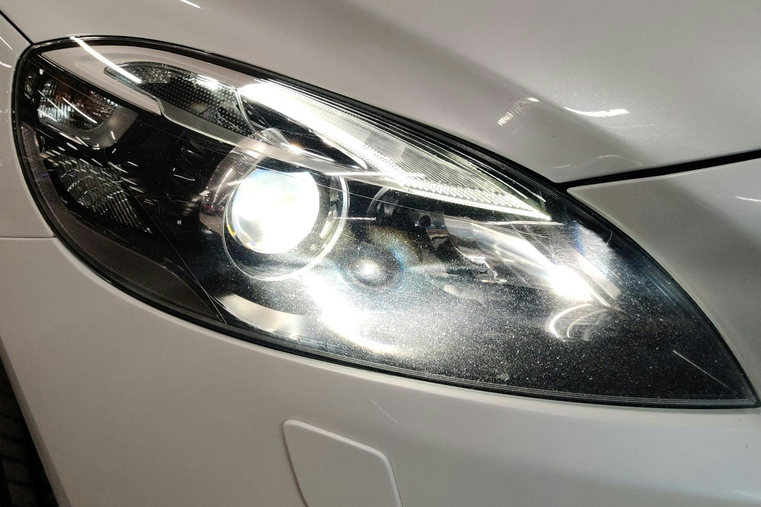 Valkoinen Volvo V40 2015 kuva 11.