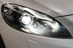 Valkoinen Volvo V40 2015 kuva 11.