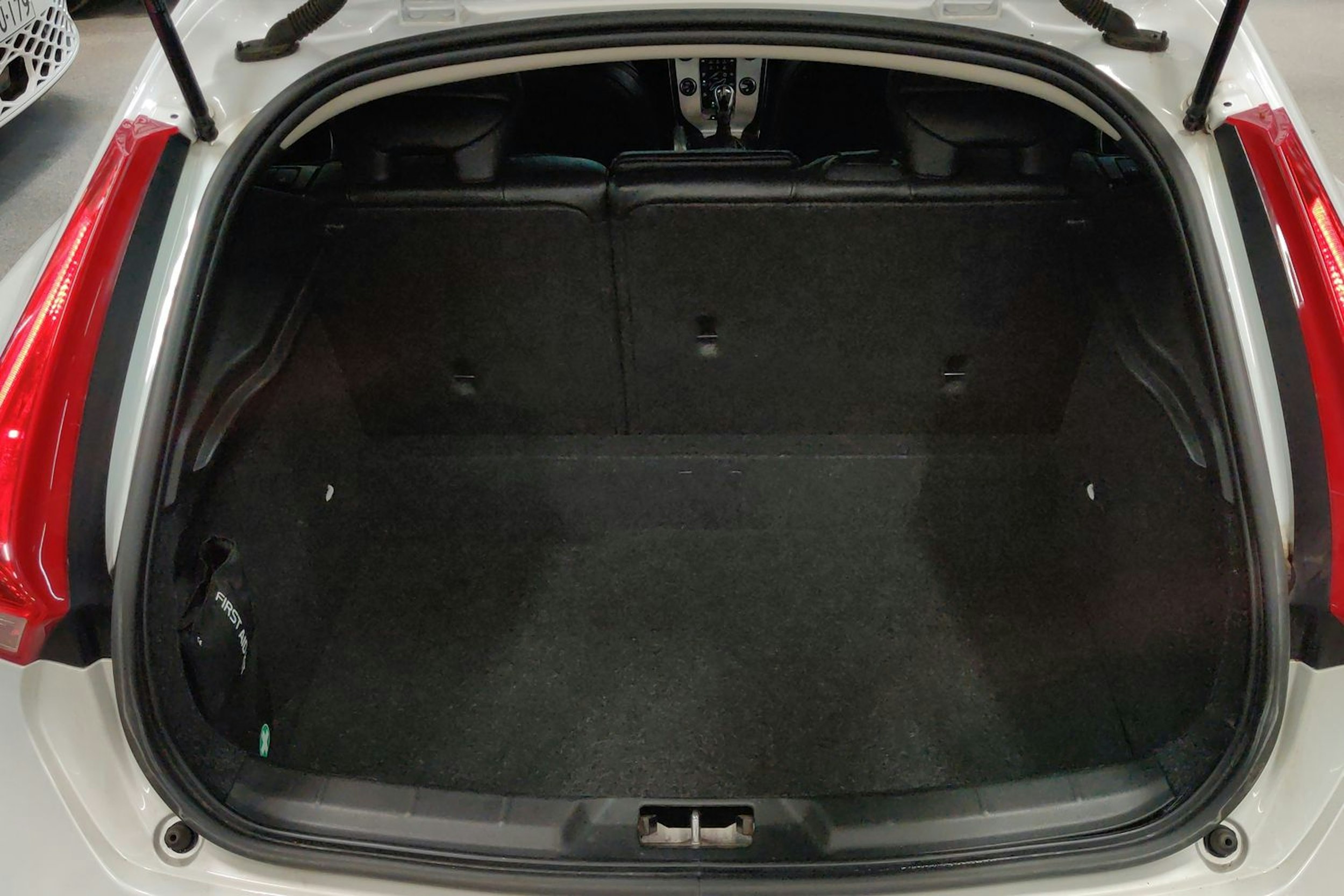 Valkoinen Volvo V40 2015 kuva 12.