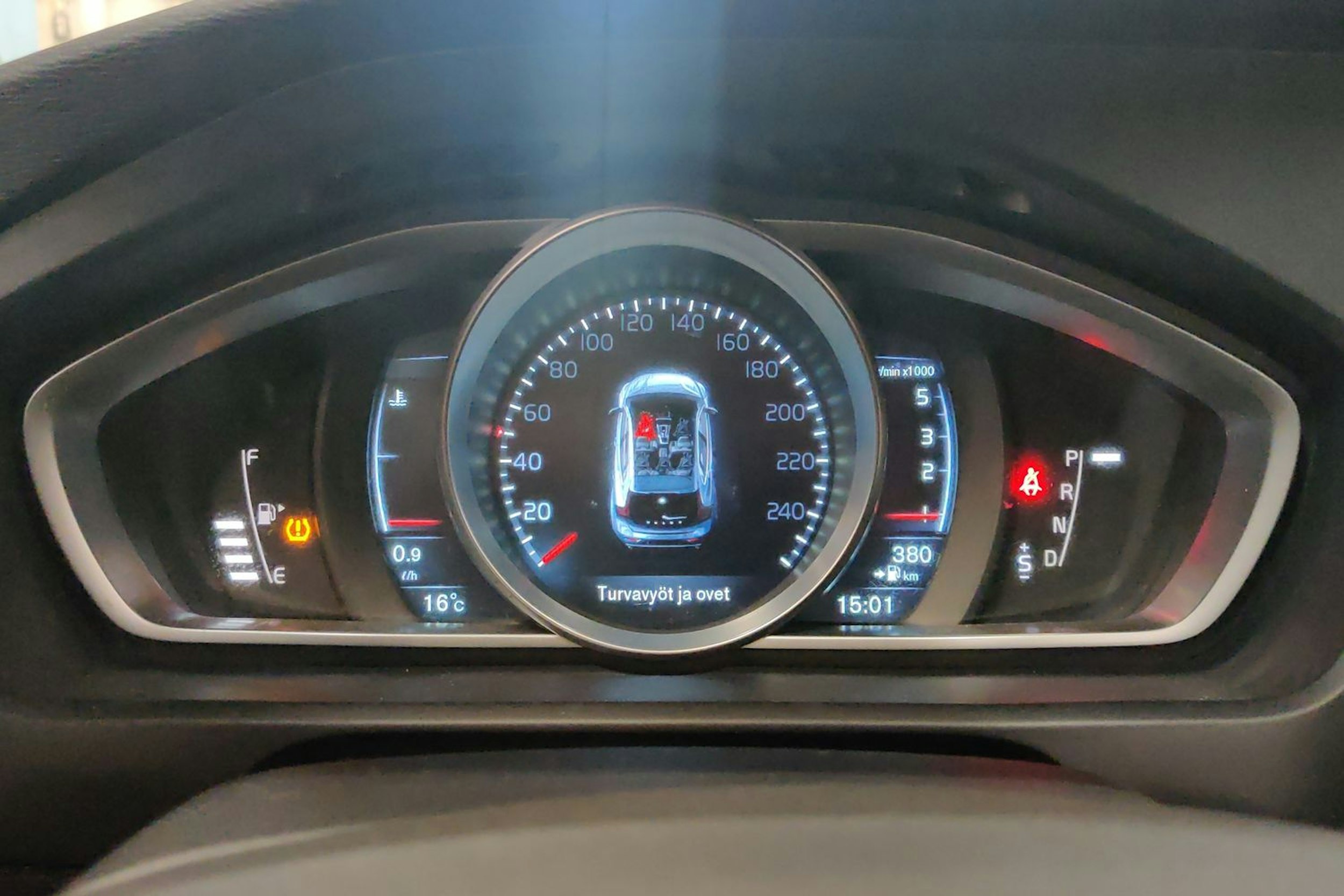 Valkoinen Volvo V40 2015 kuva 13.