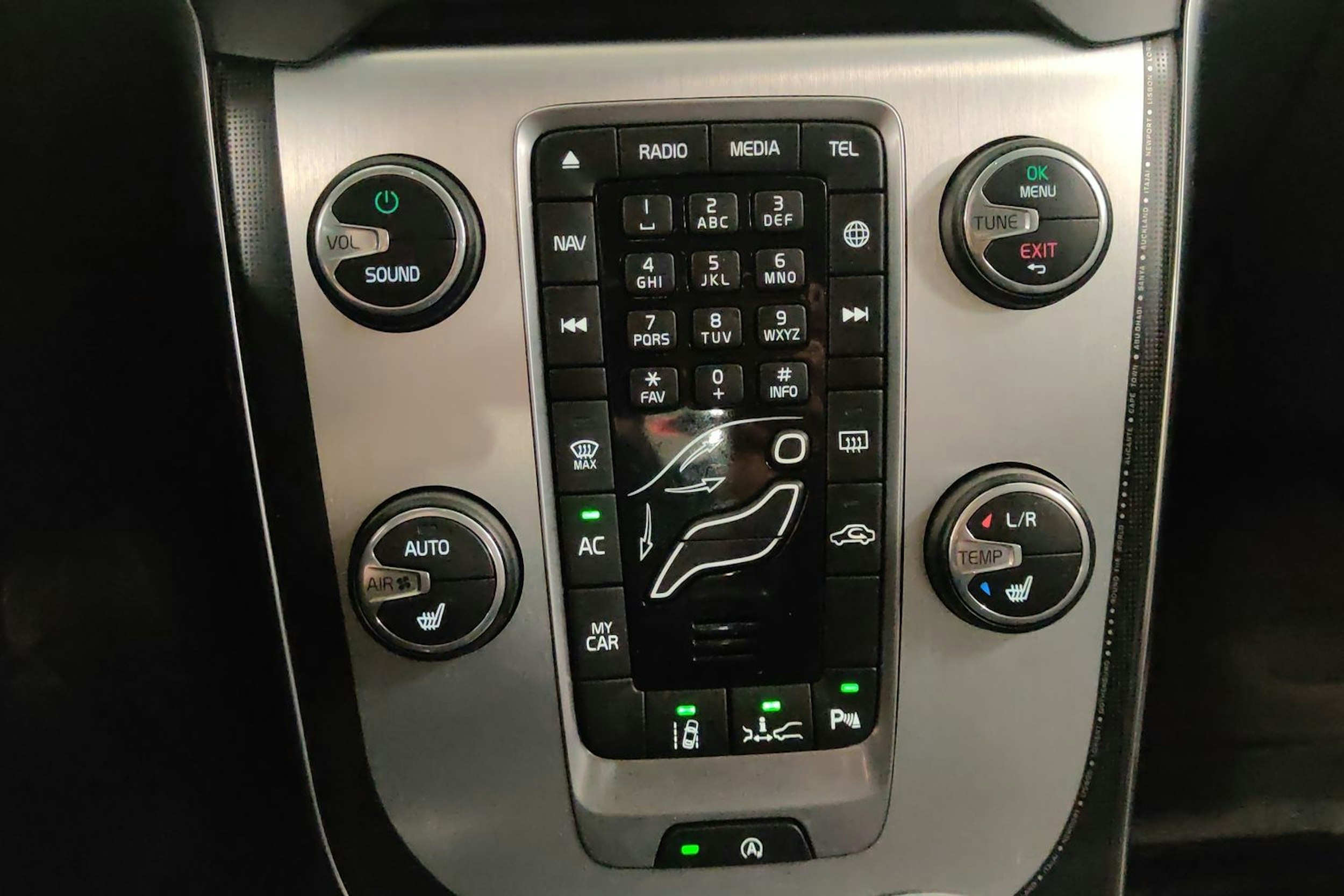 Valkoinen Volvo V40 2015 kuva 15.
