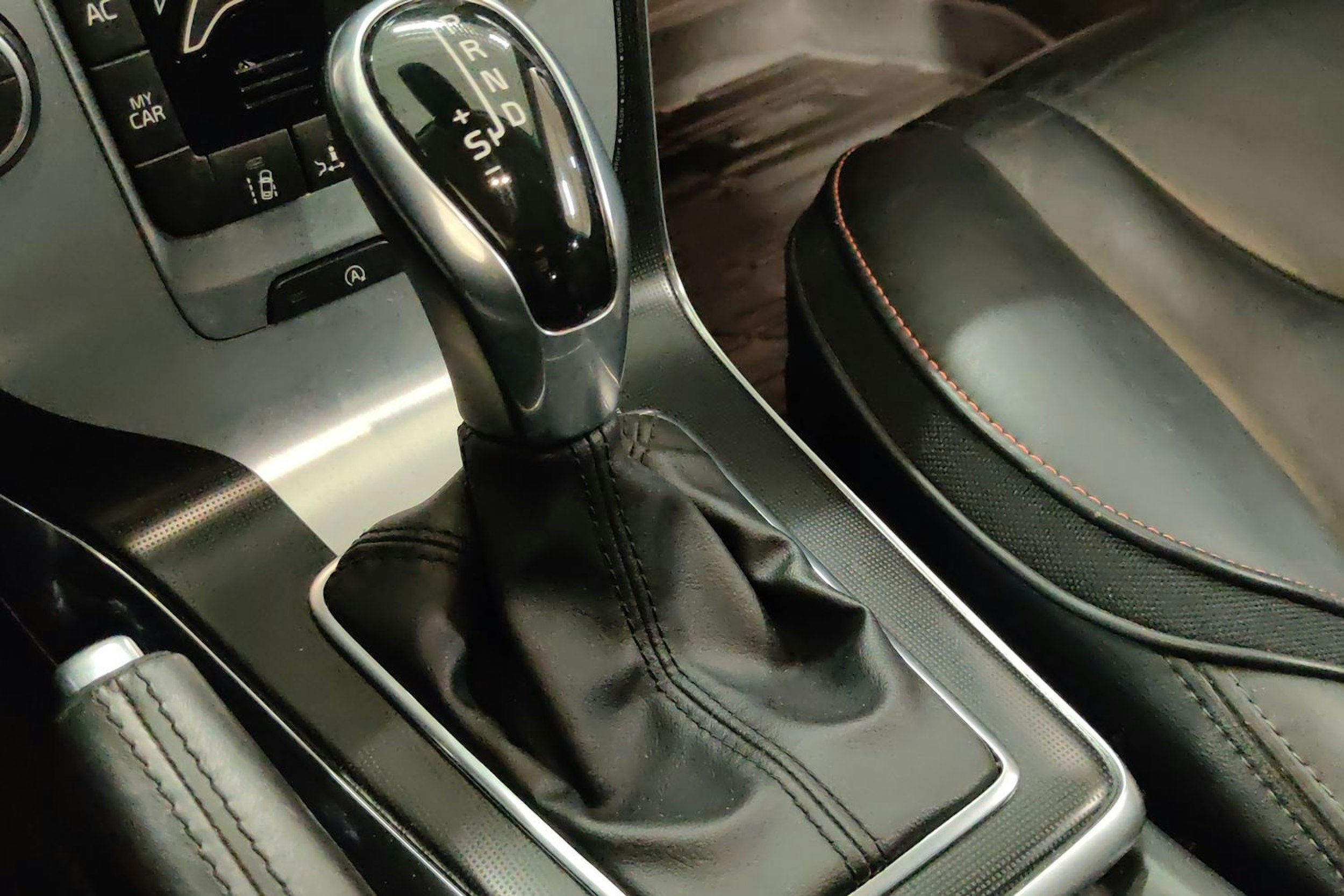 Valkoinen Volvo V40 2015 kuva 17.