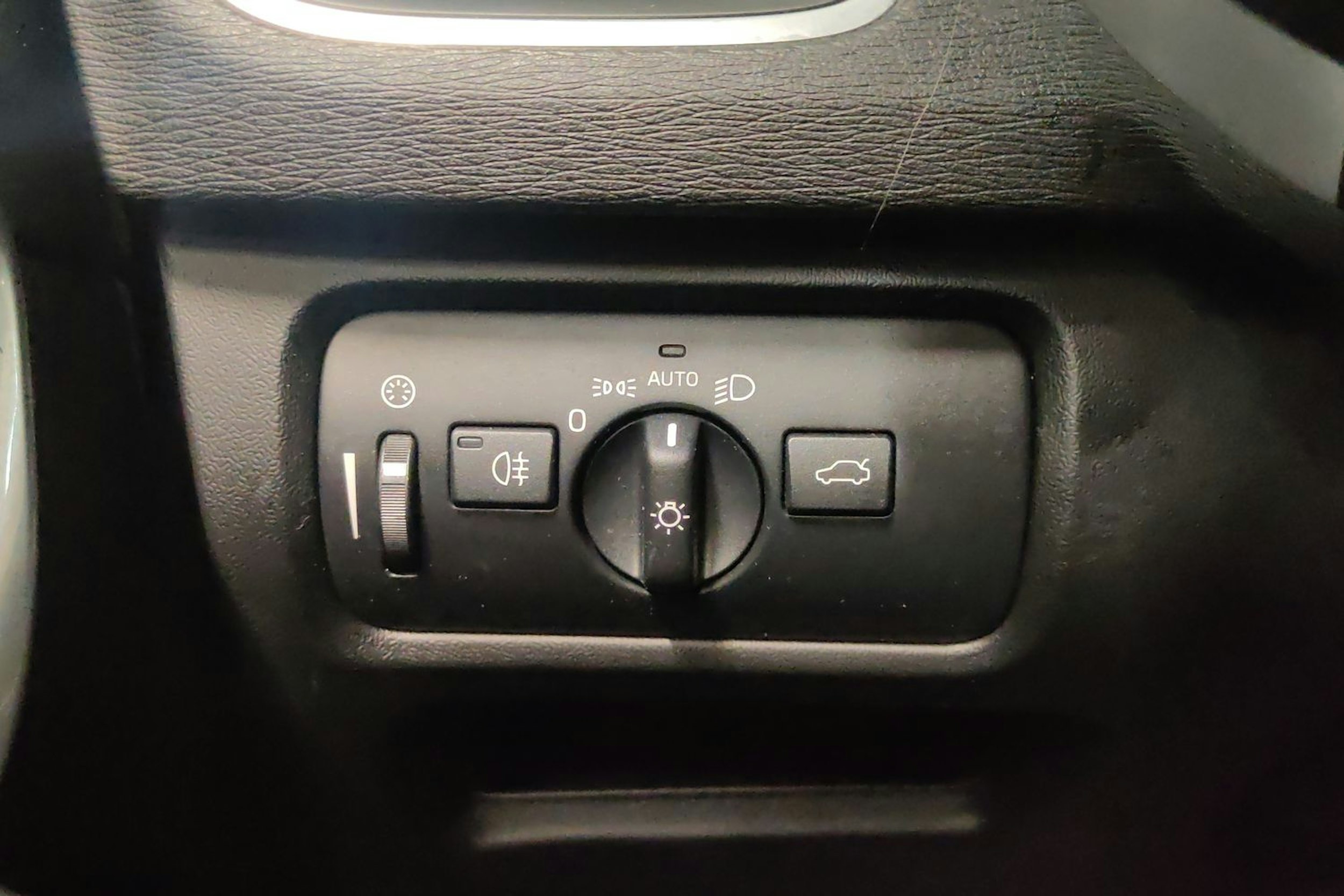 Valkoinen Volvo V40 2015 kuva 18.