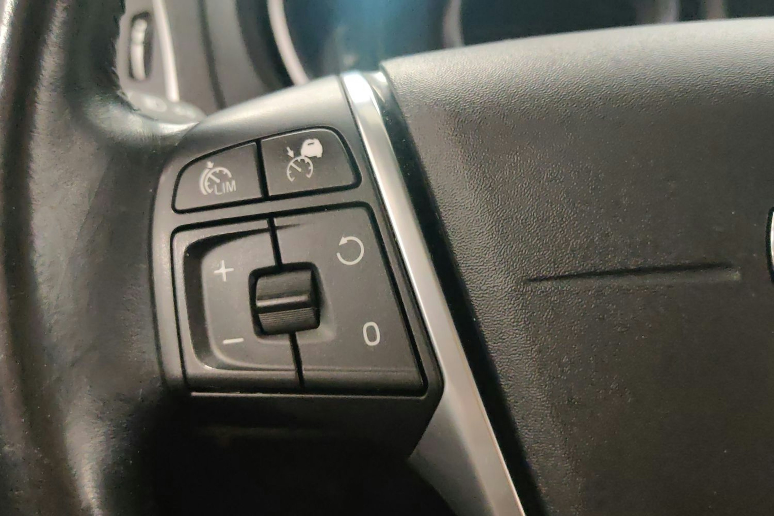 Valkoinen Volvo V40 2015 kuva 19.