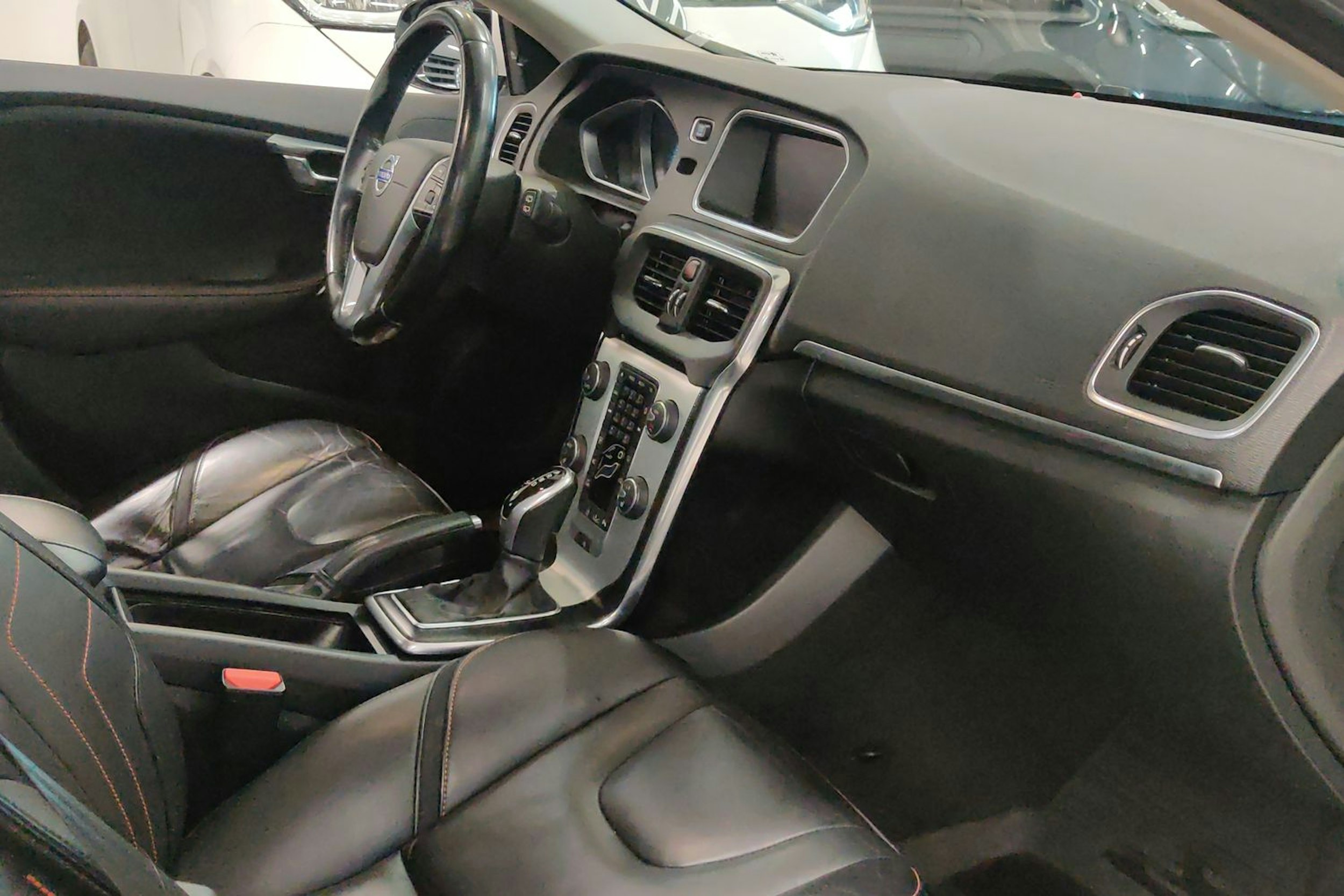 Valkoinen Volvo V40 2015 kuva 23.