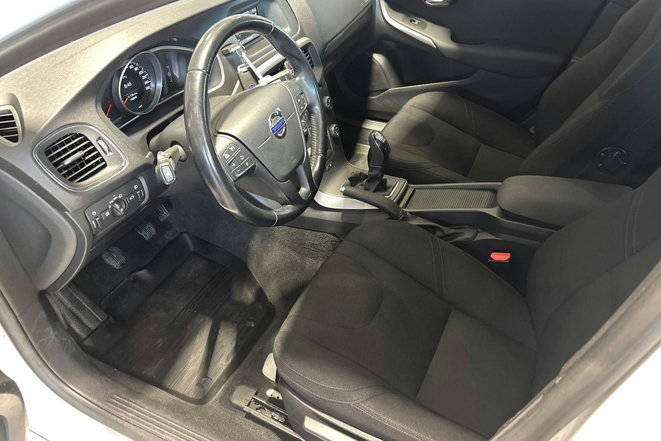 valkoinen Volvo V40 2015 kuva 7.