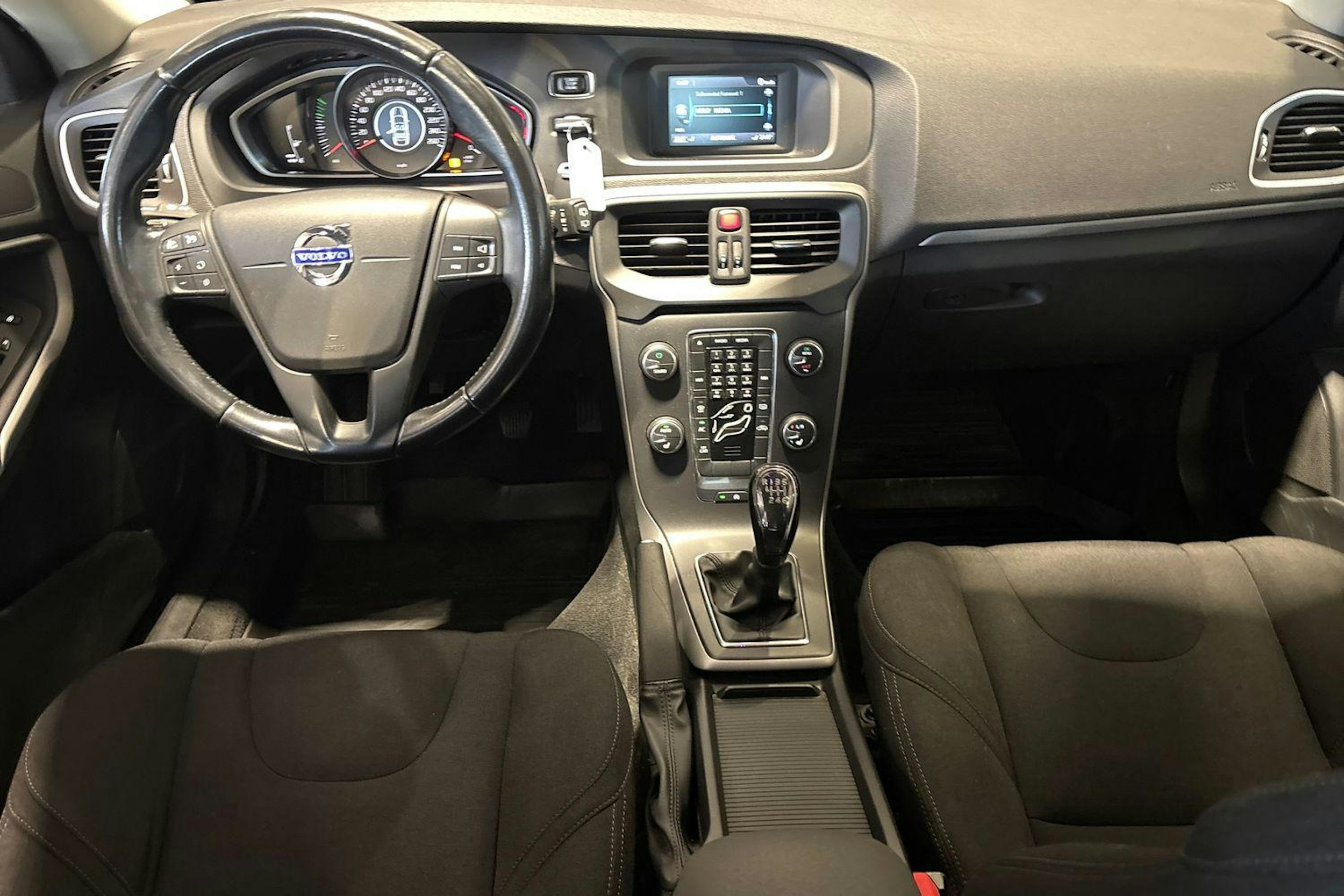 valkoinen Volvo V40 2015 kuva 9.