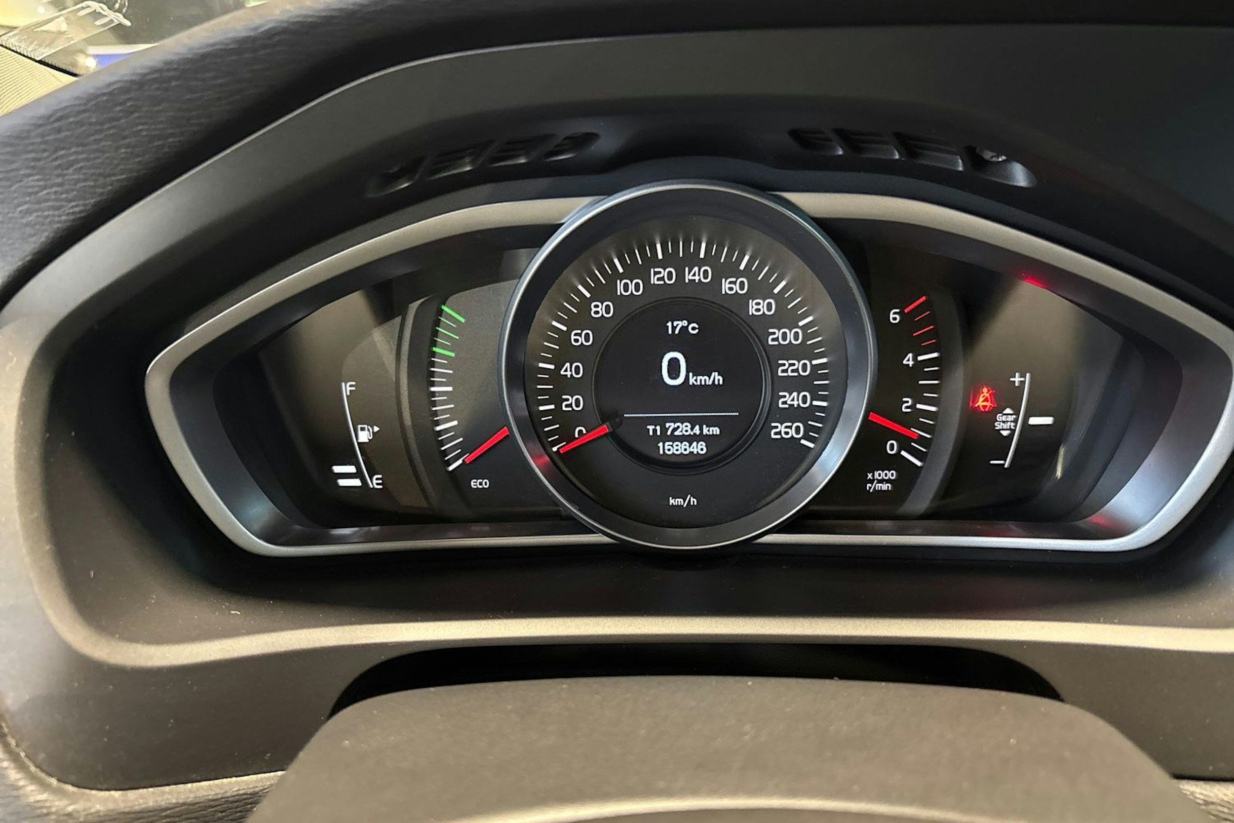 valkoinen Volvo V40 2015 kuva 14.