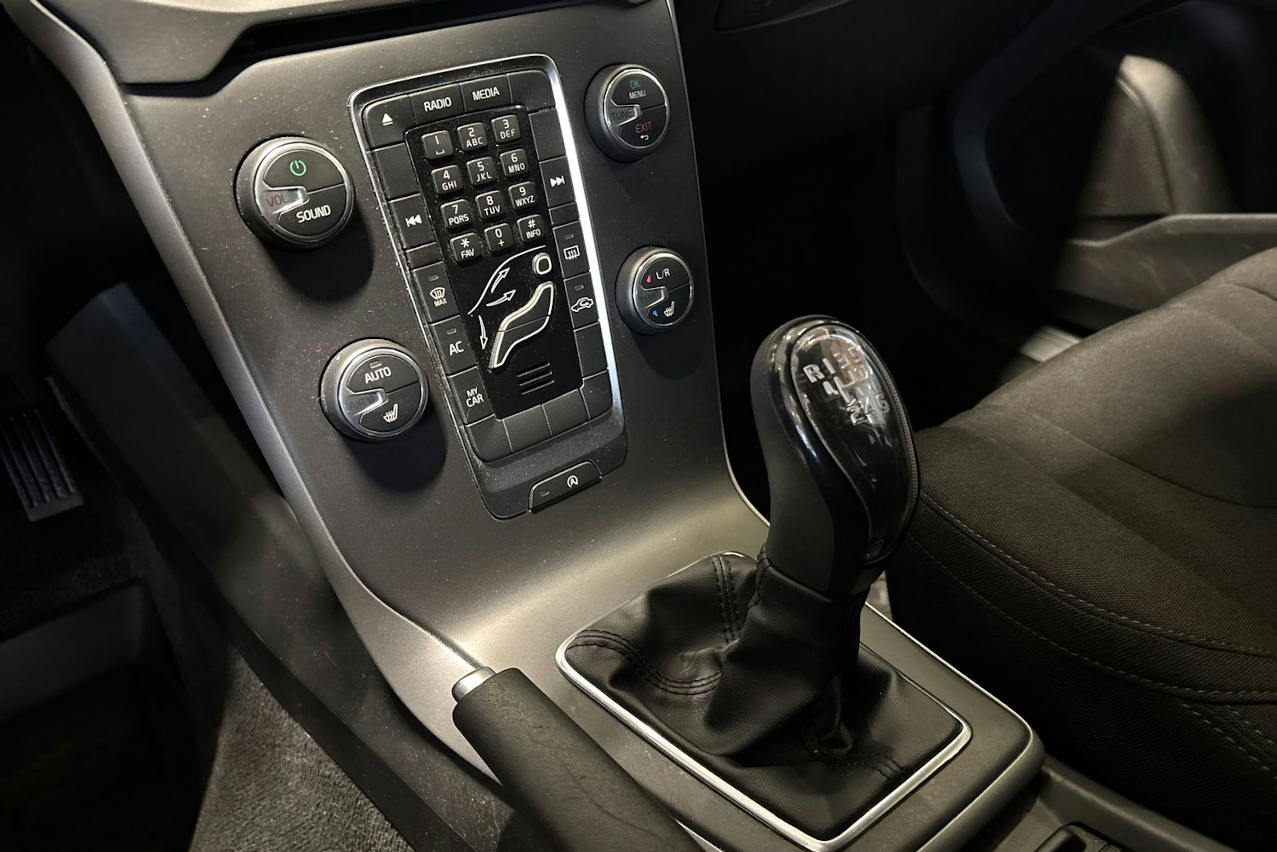 valkoinen Volvo V40 2015 kuva 17.