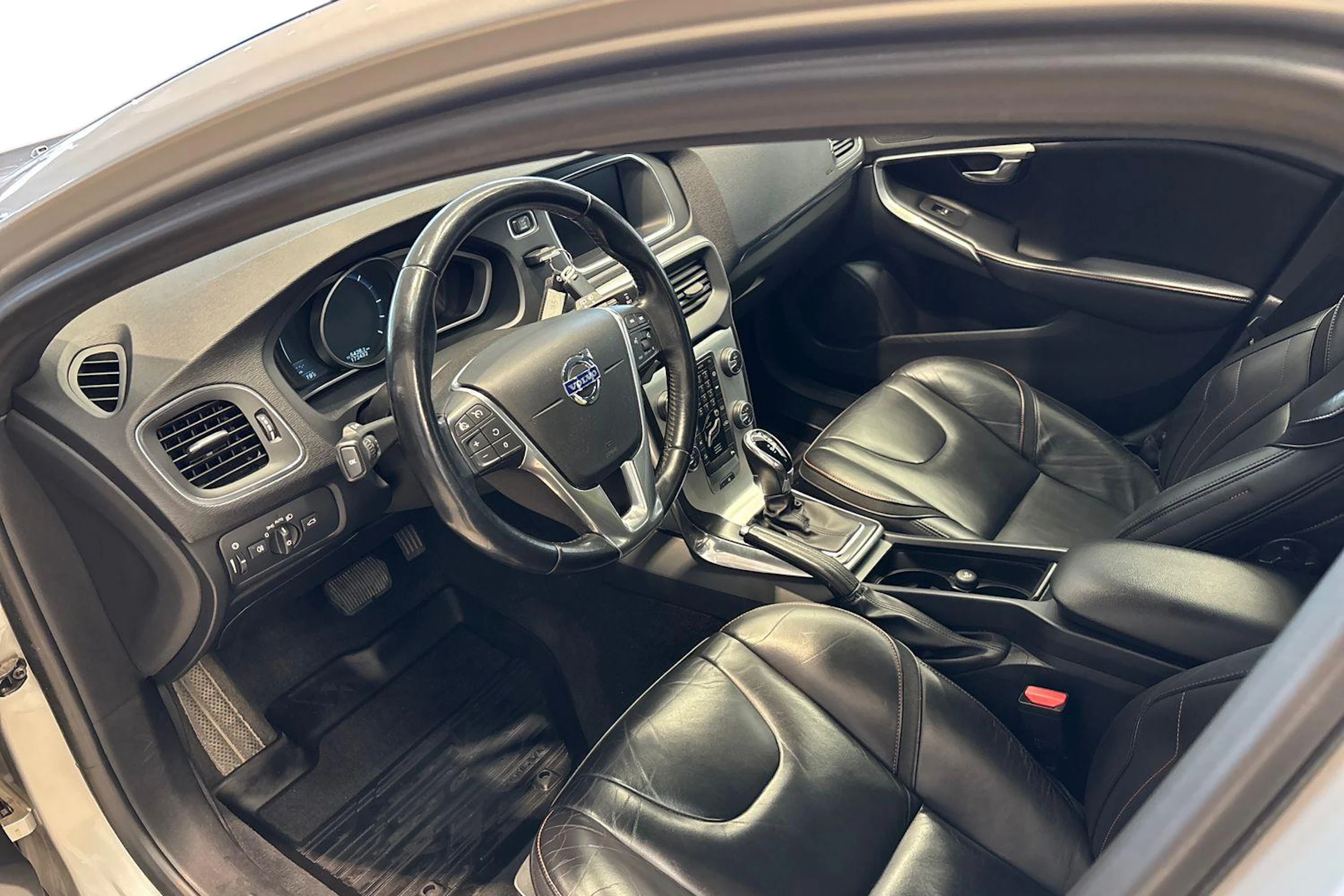 Harmaa Volvo V40 2015 kuva 8.