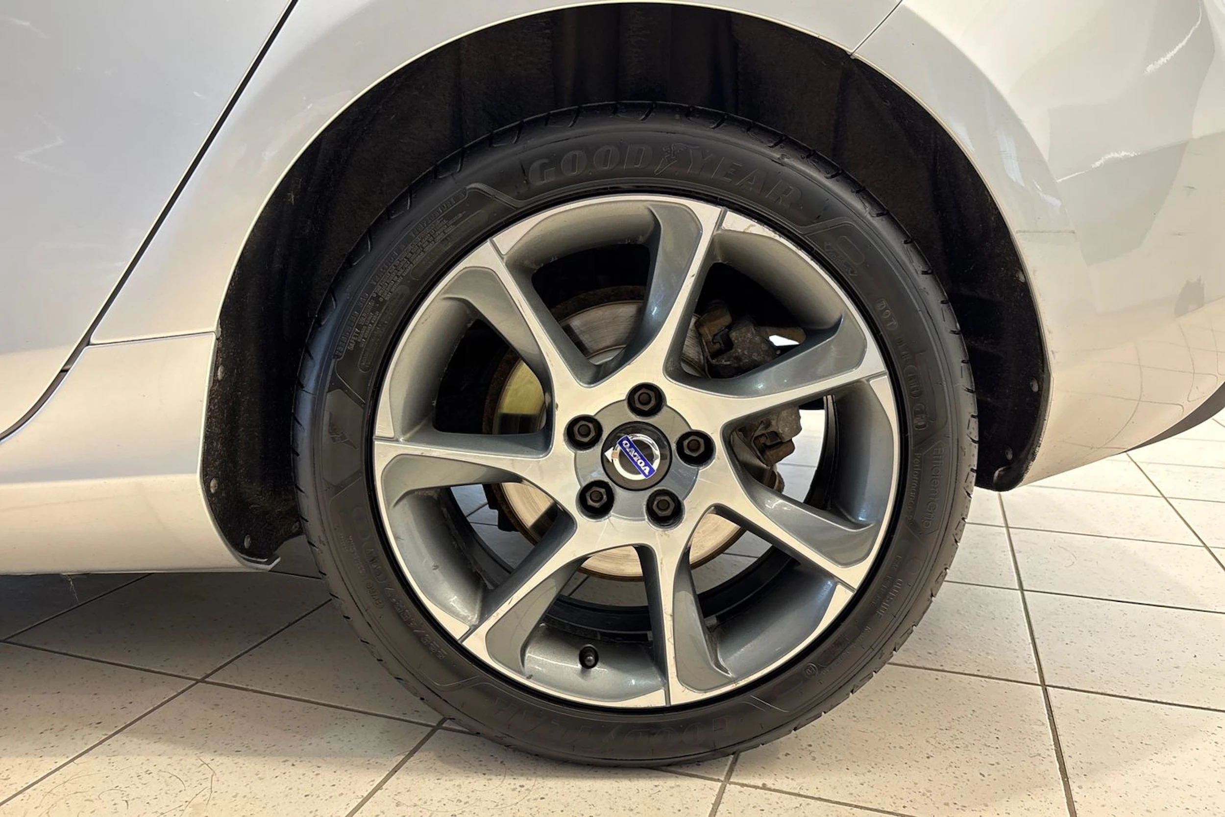 Harmaa Volvo V40 2015 kuva 13.