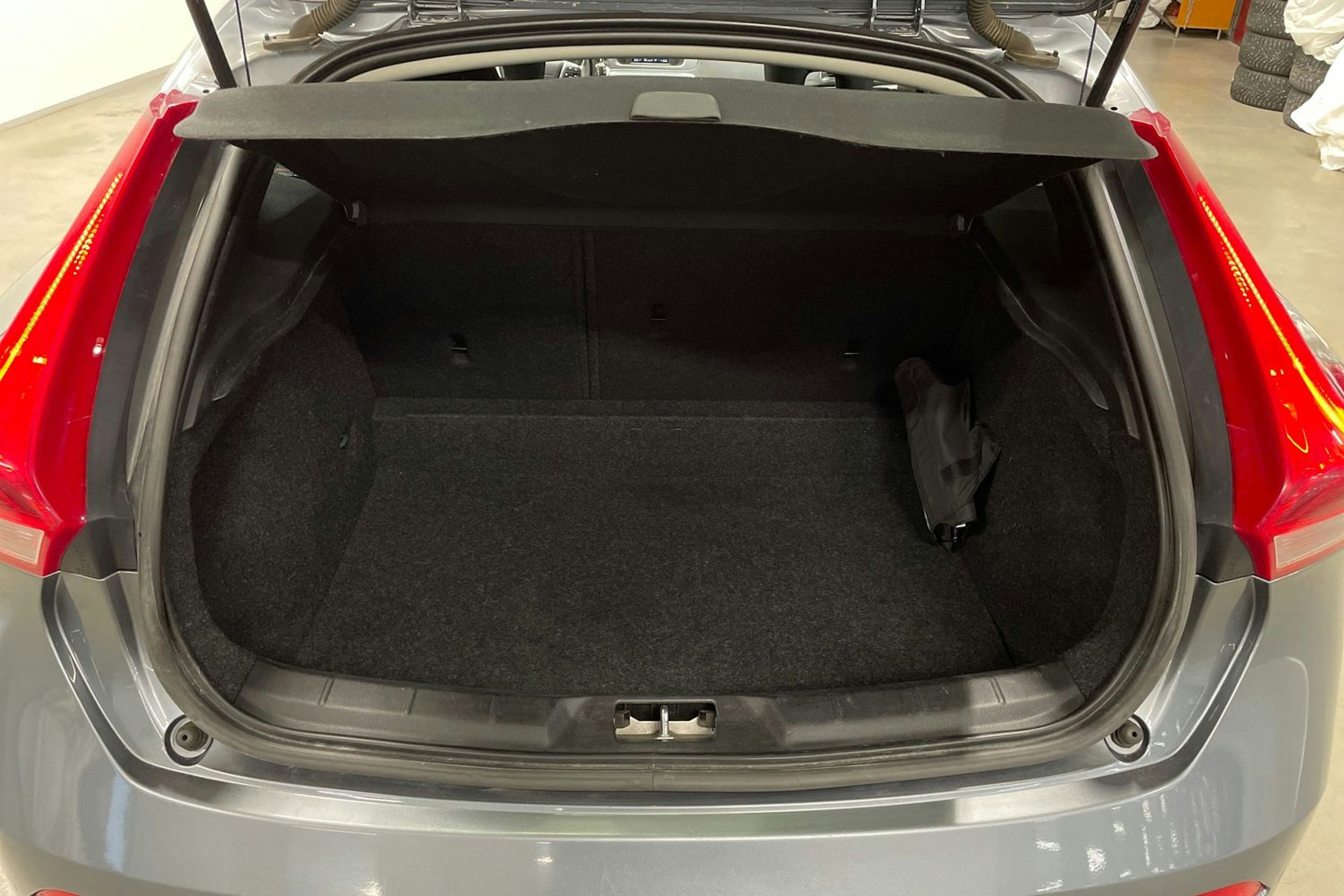 Harmaa Volvo V40 2015 kuva 14.
