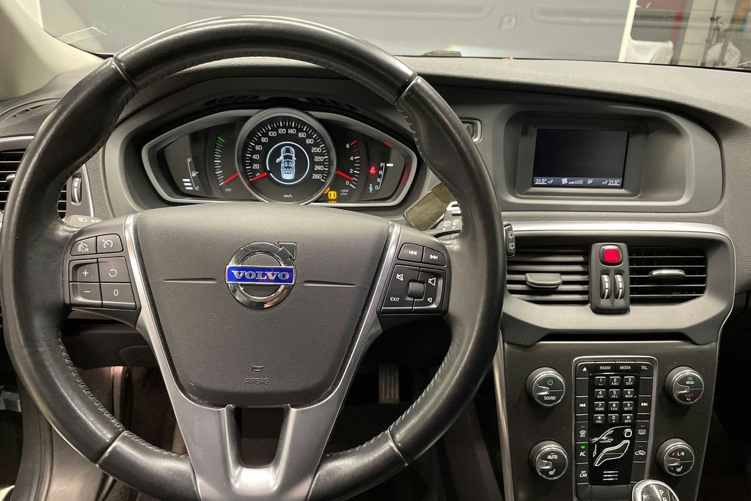 Harmaa Volvo V40 2015 kuva 17.