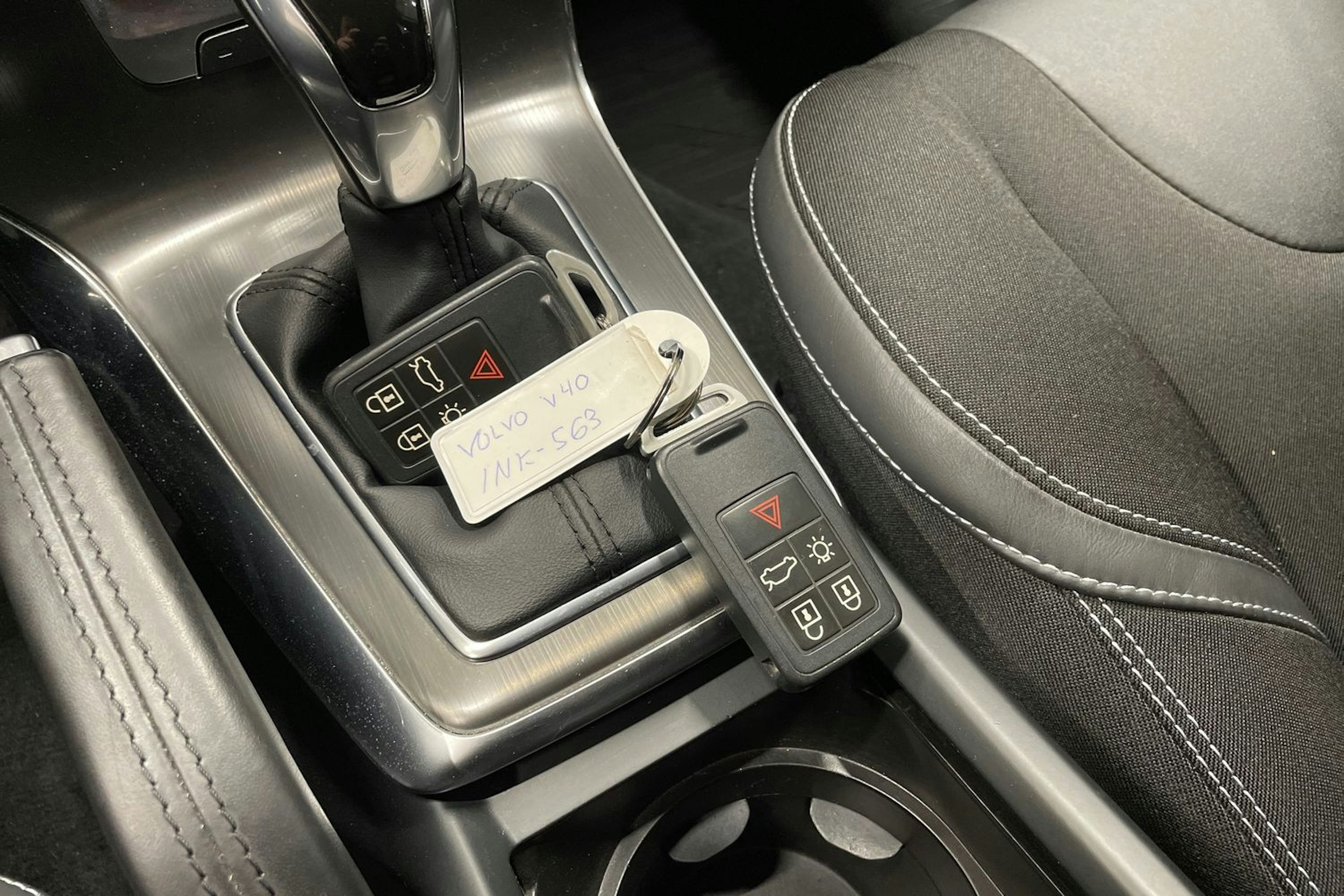 Harmaa Volvo V40 2015 kuva 18.