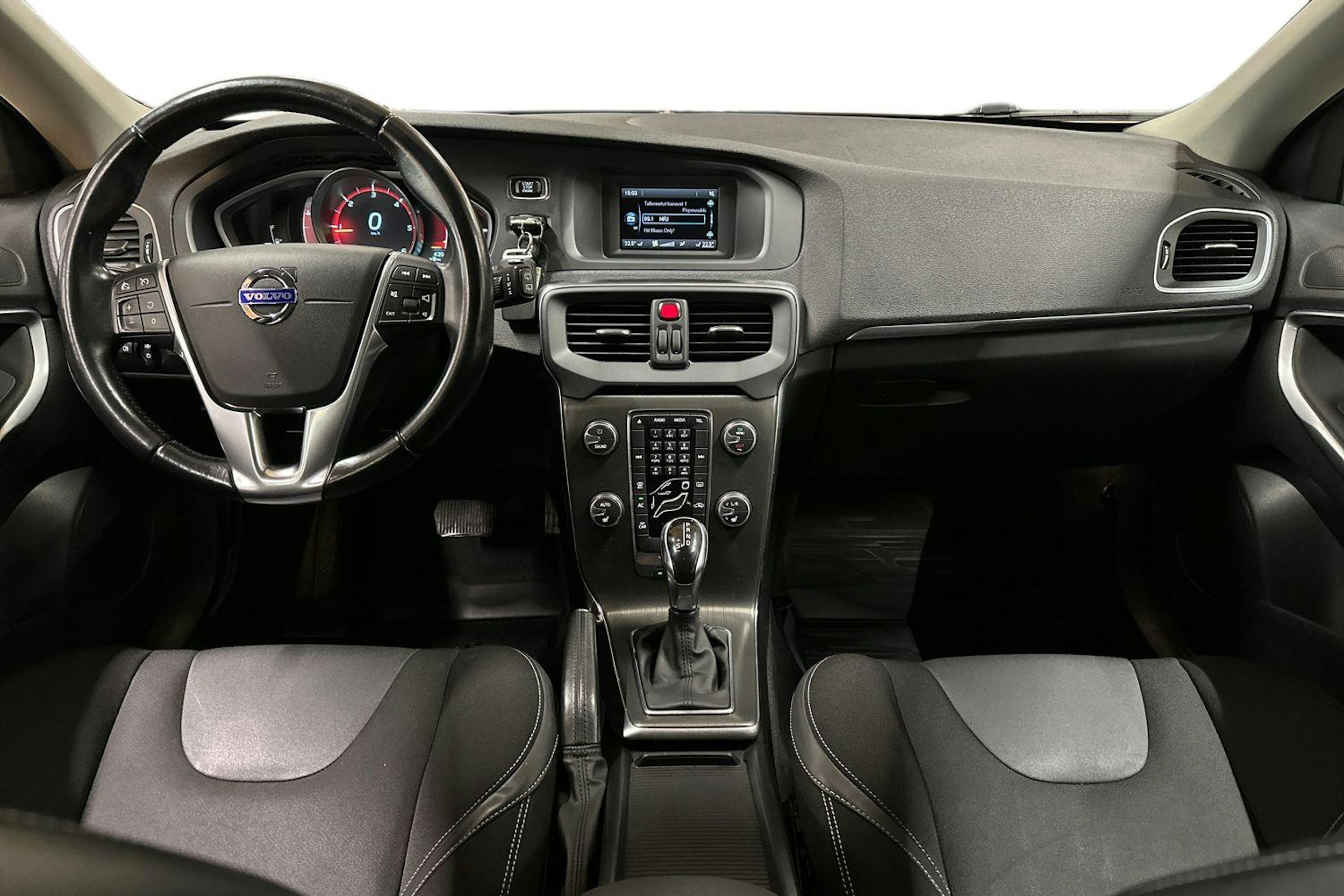 musta Volvo V40 2015 kuva 7.