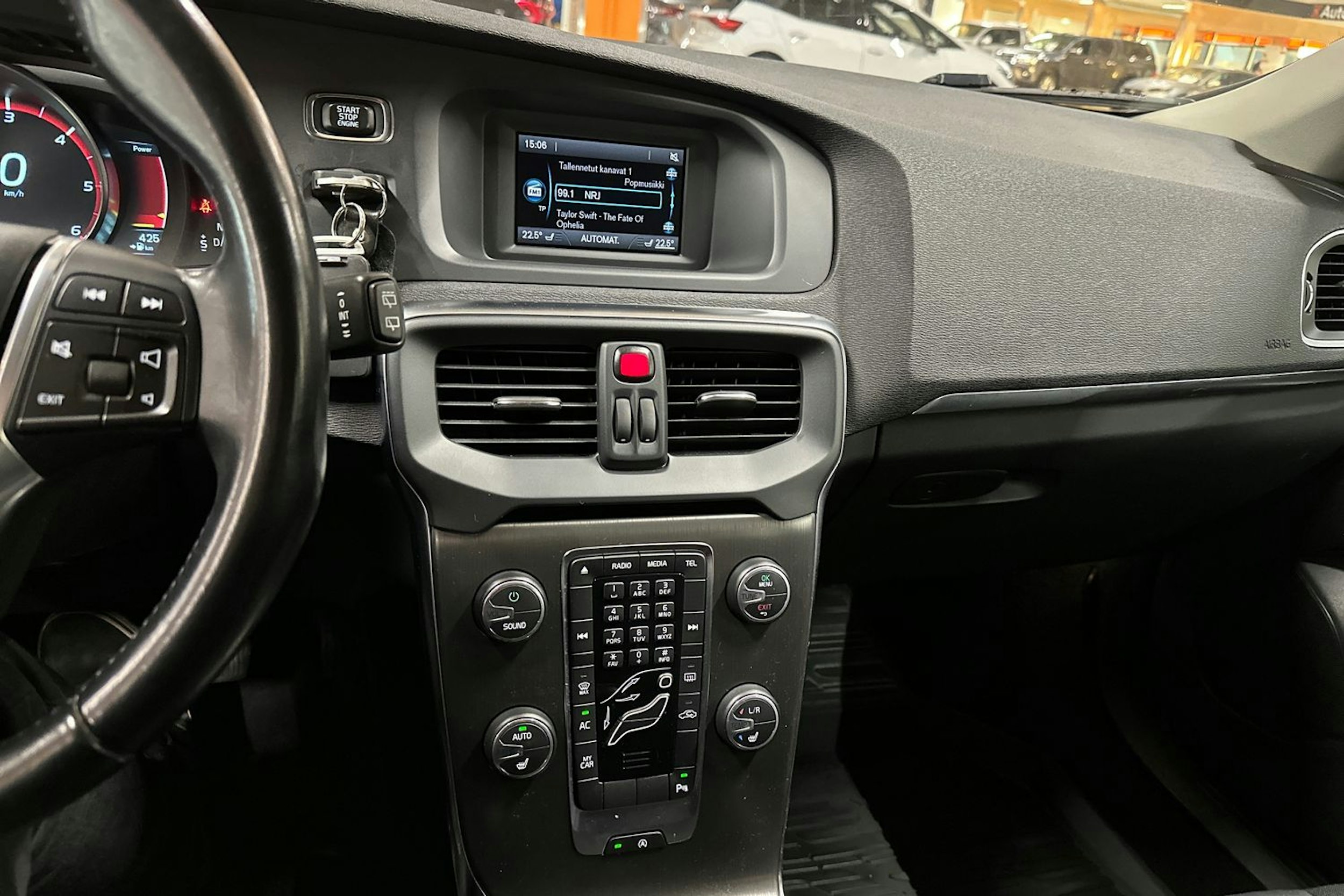 musta Volvo V40 2015 kuva 14.