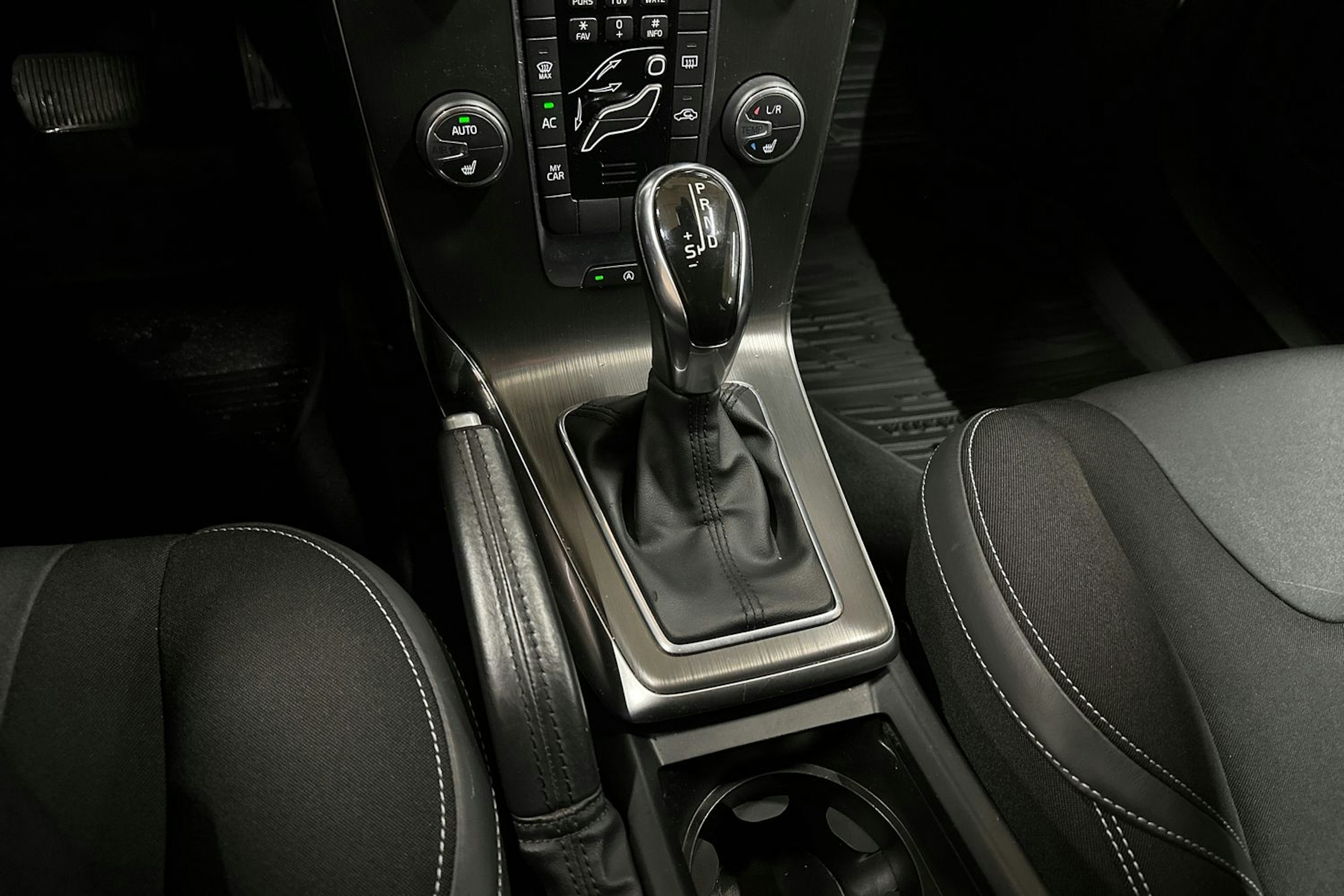 musta Volvo V40 2015 kuva 15.