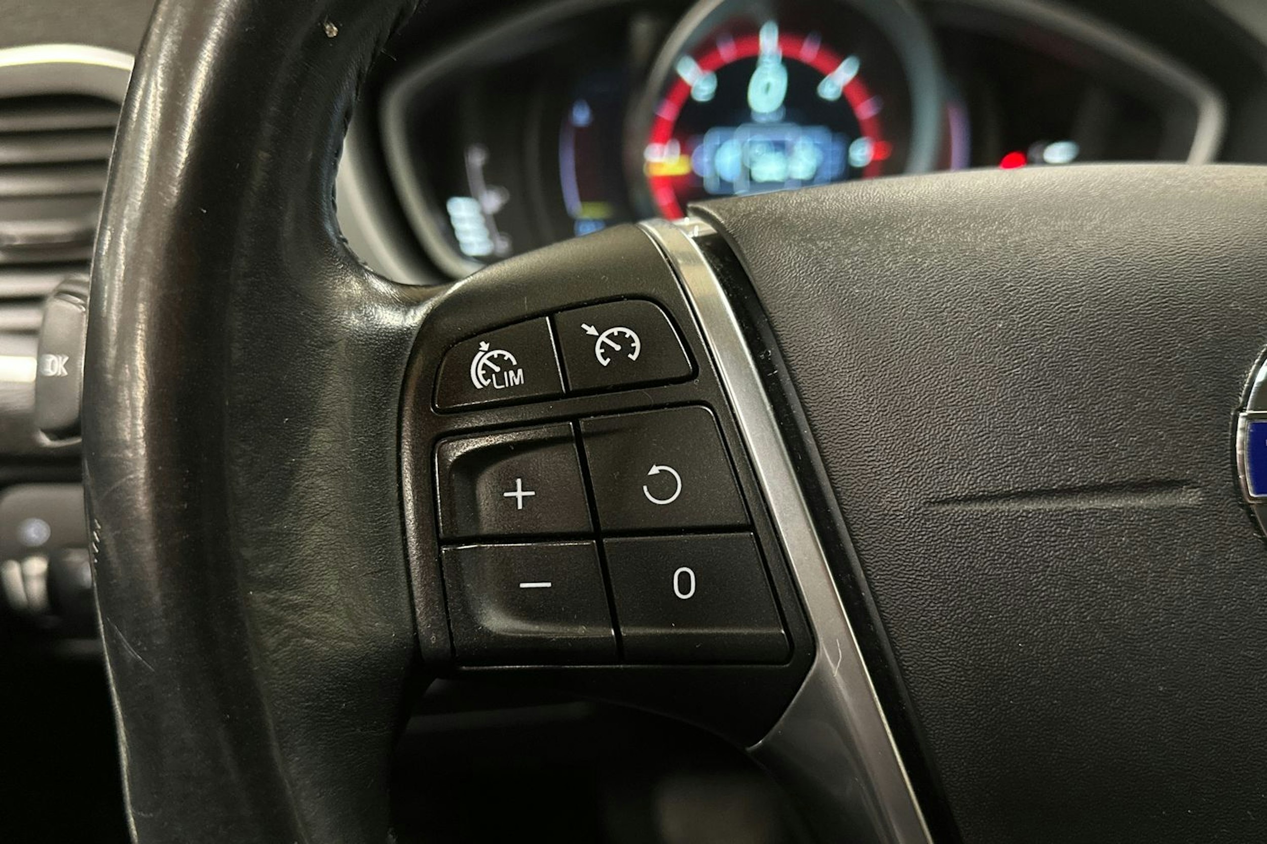 musta Volvo V40 2015 kuva 18.