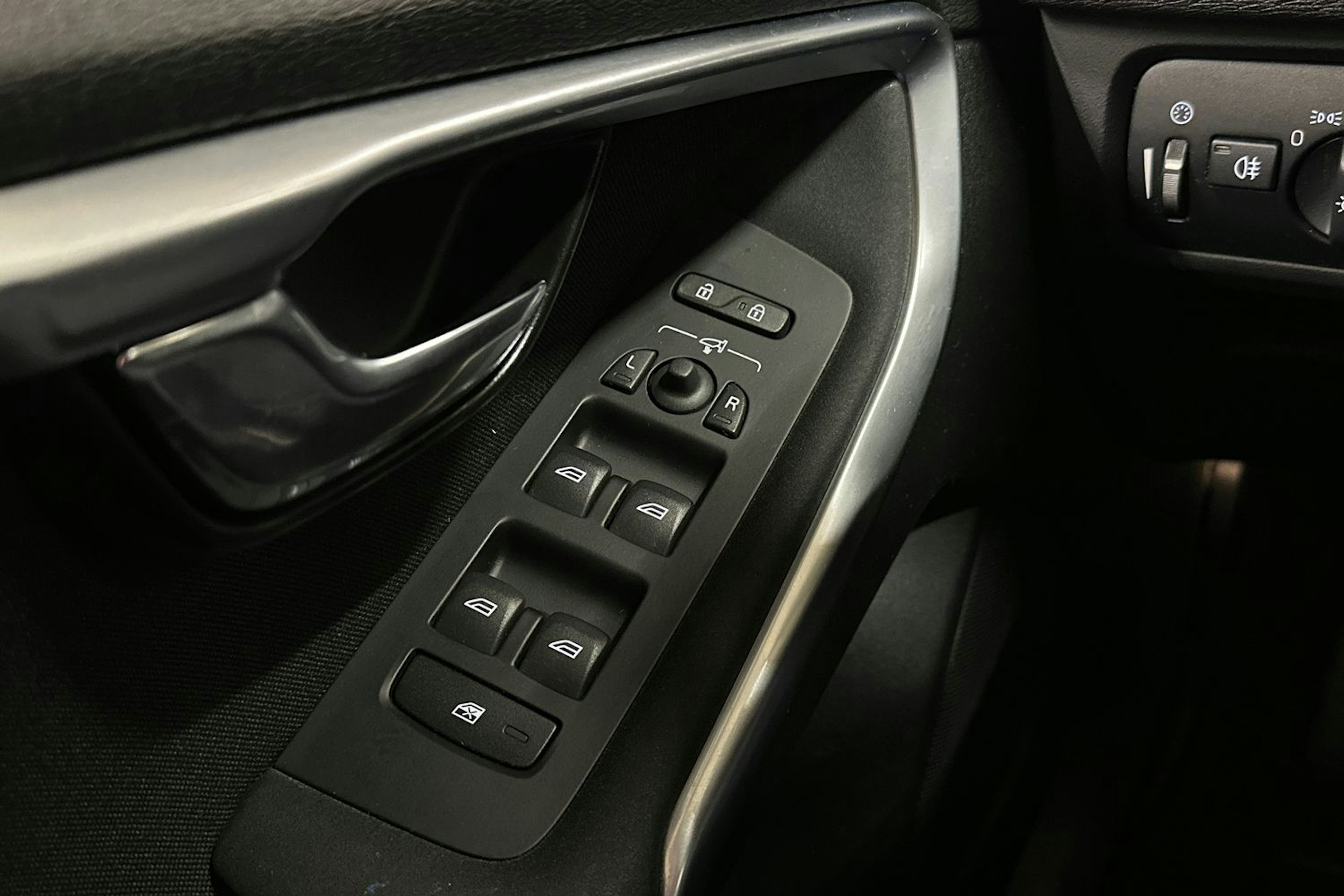 musta Volvo V40 2015 kuva 21.