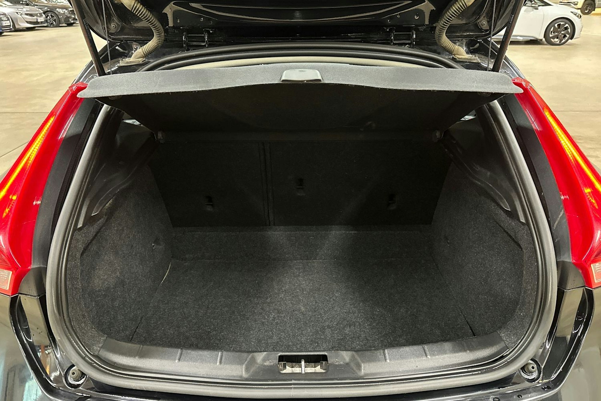 musta Volvo V40 2015 kuva 22.