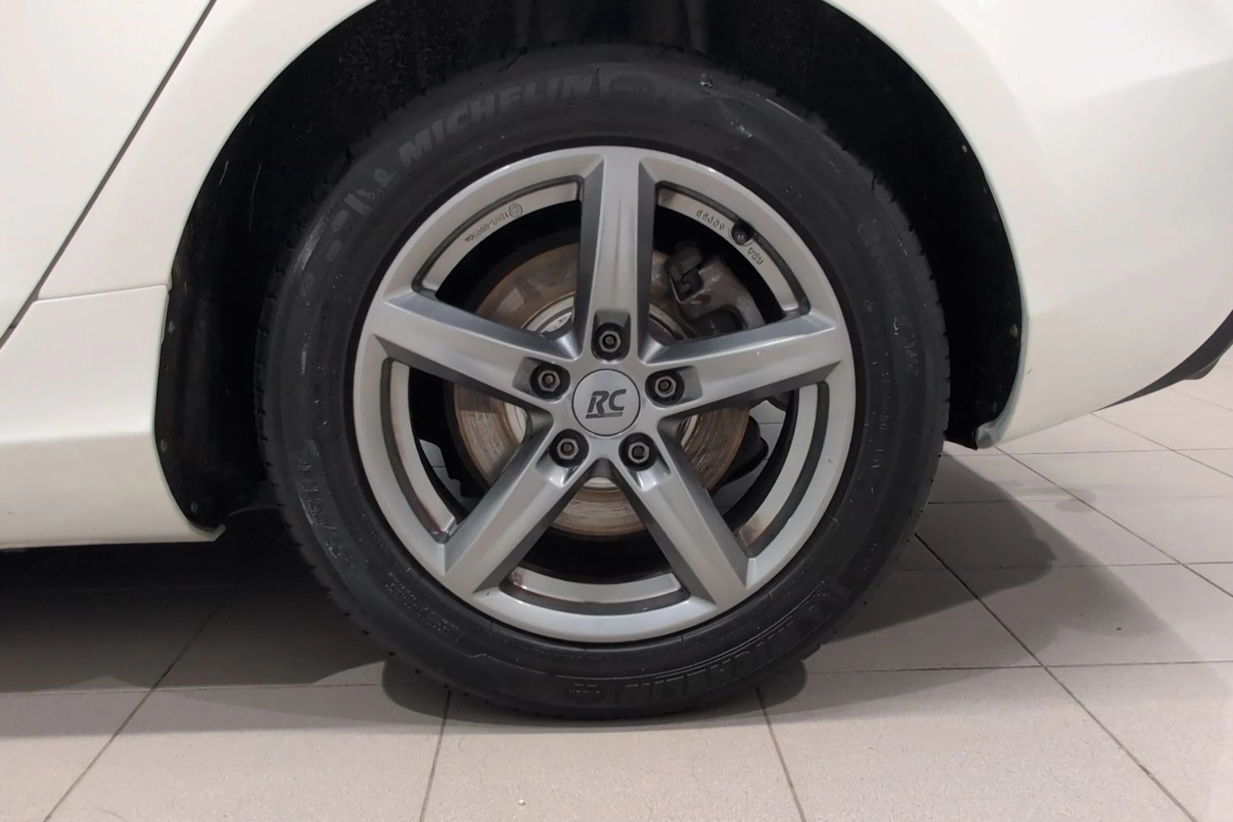 valkoinen Volvo V40 2015 kuva 10.