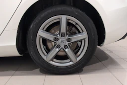 valkoinen Volvo V40 2015 kuva 10.