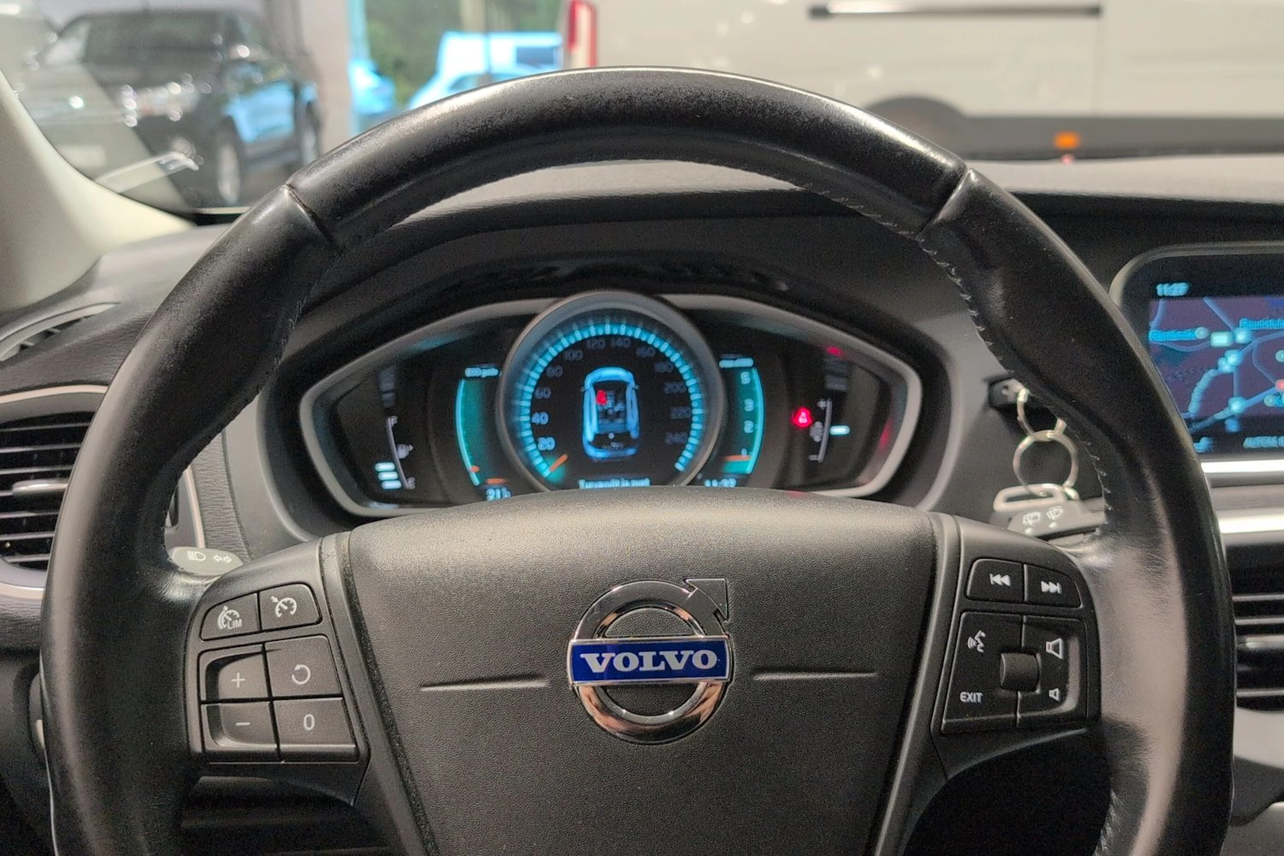 valkoinen Volvo V40 2015 kuva 12.
